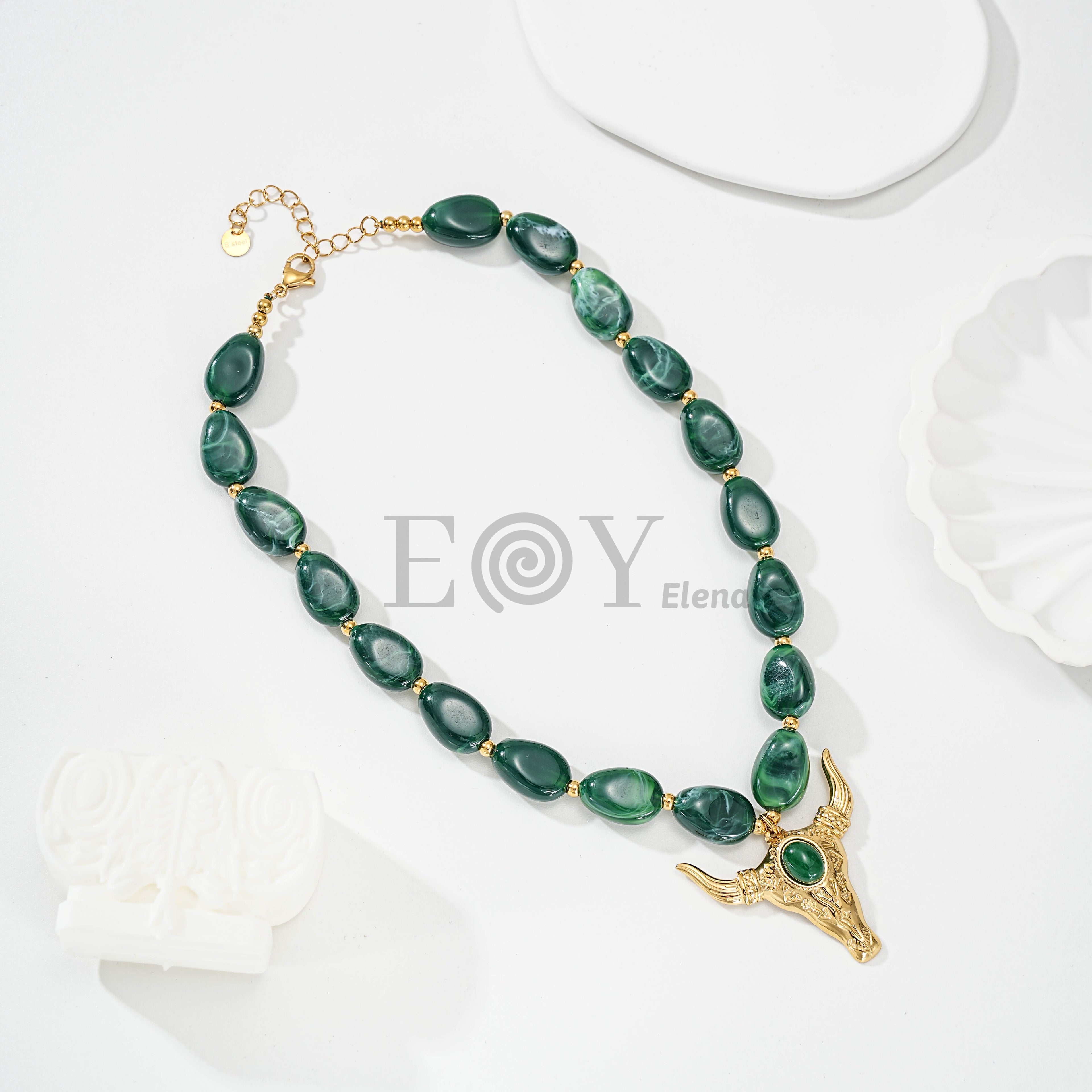 Collar con cabeza de toro y piedra central