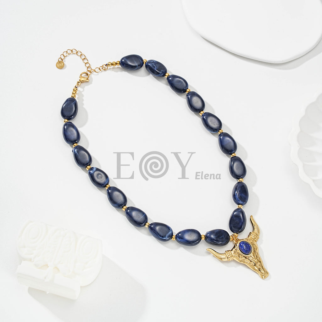 Collar con cabeza de toro y piedra central