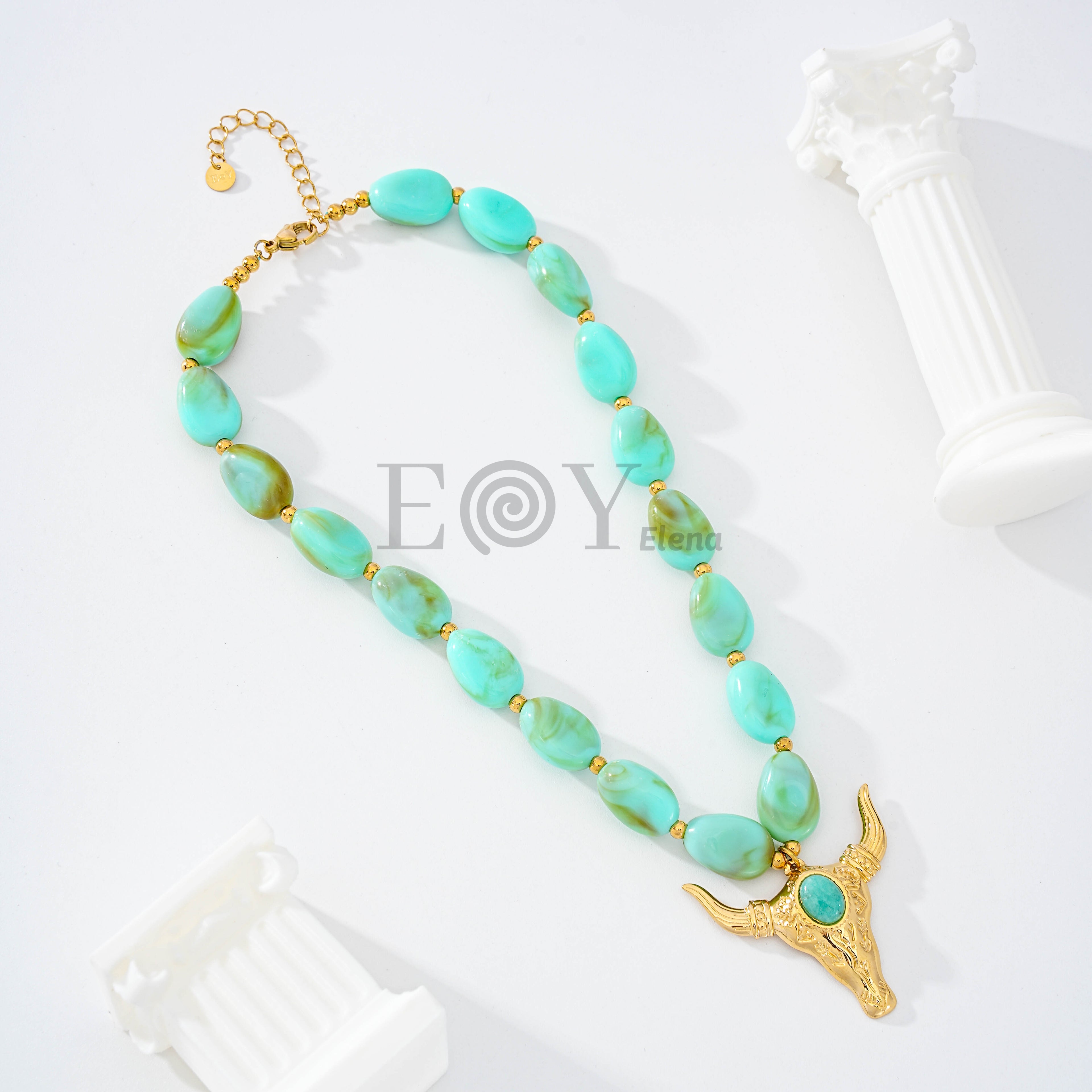 Collar piedras colores con cabeza toro