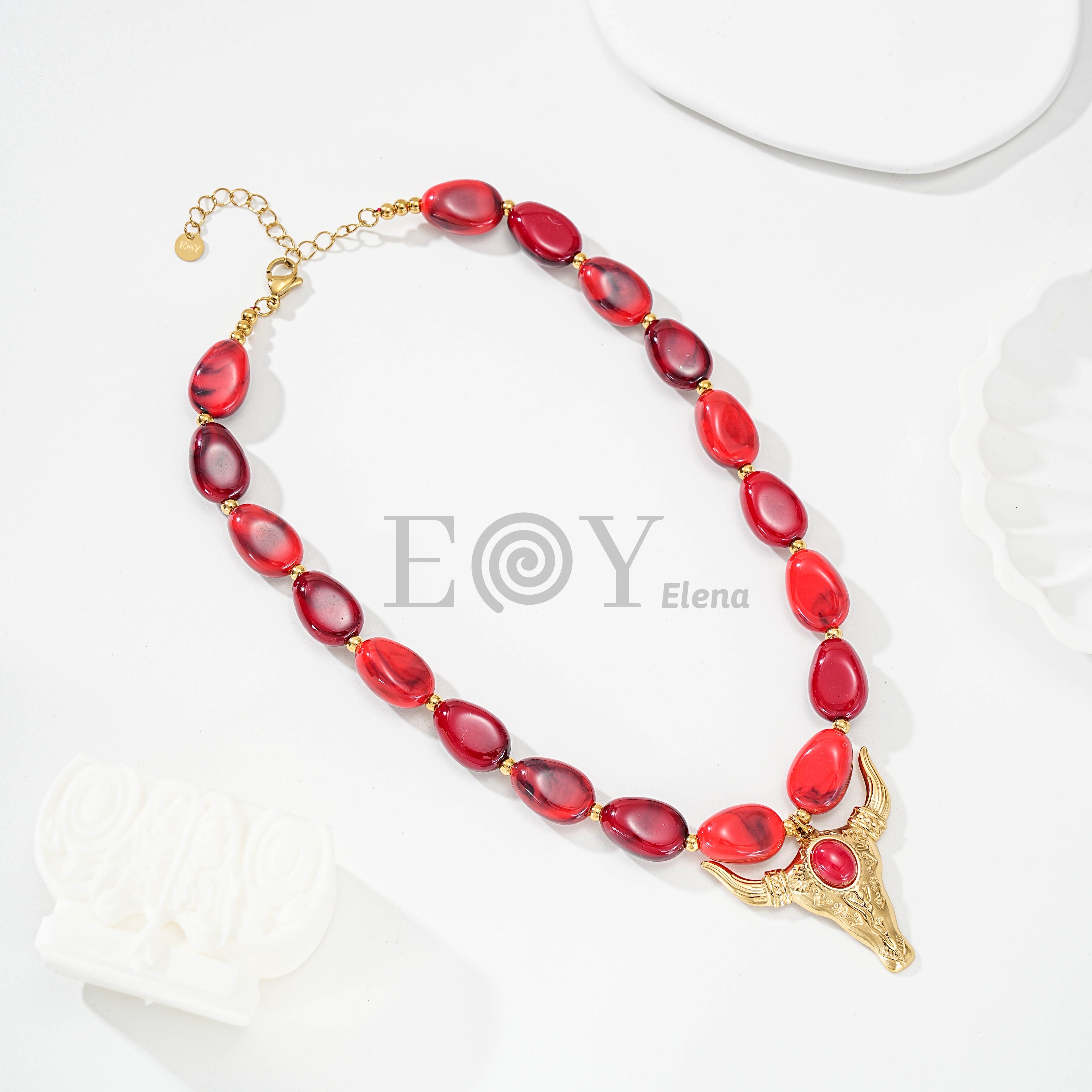 Collar con cabeza de toro y piedra central
