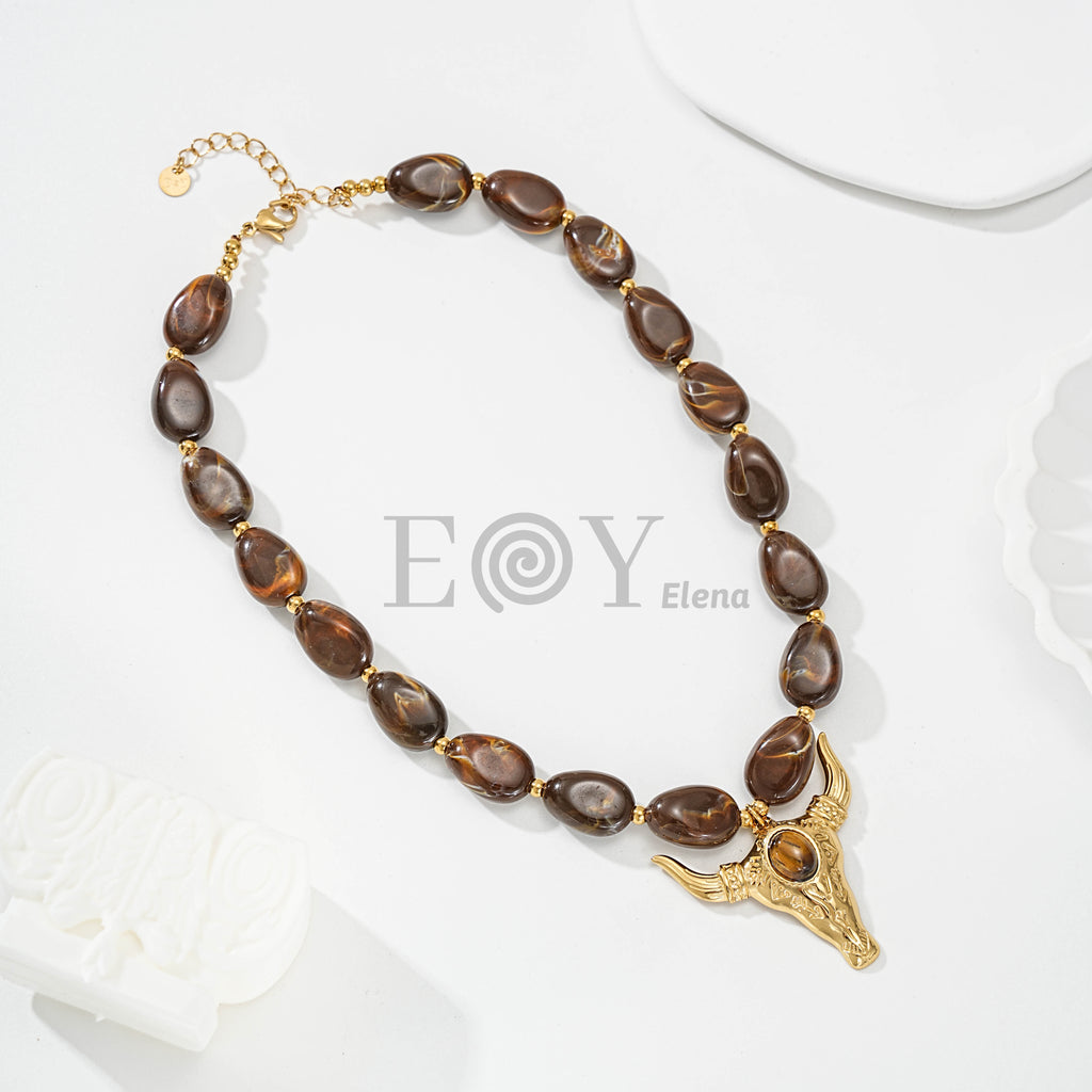 Collar con cabeza de toro y piedra central