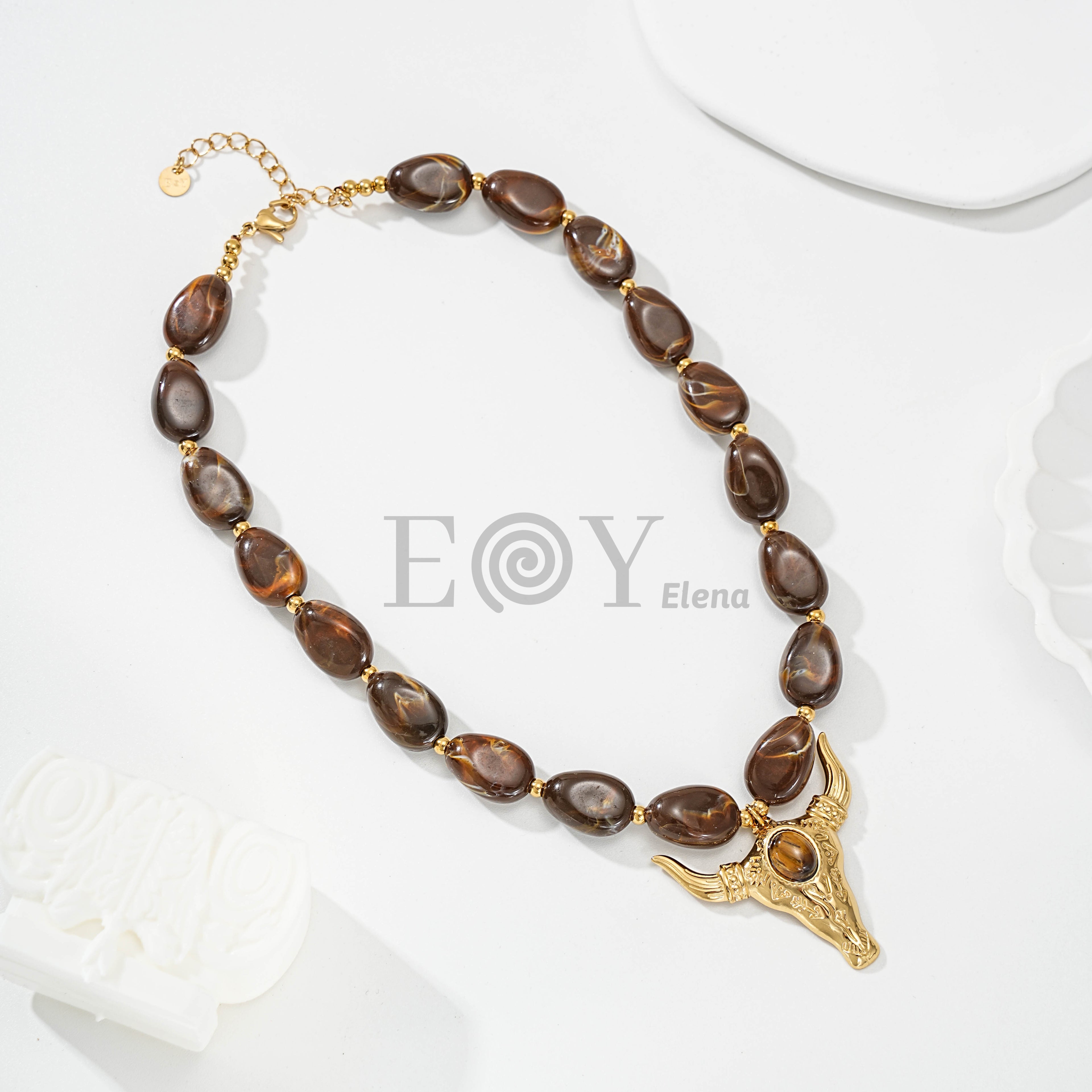 Collar con cabeza de toro y piedra central