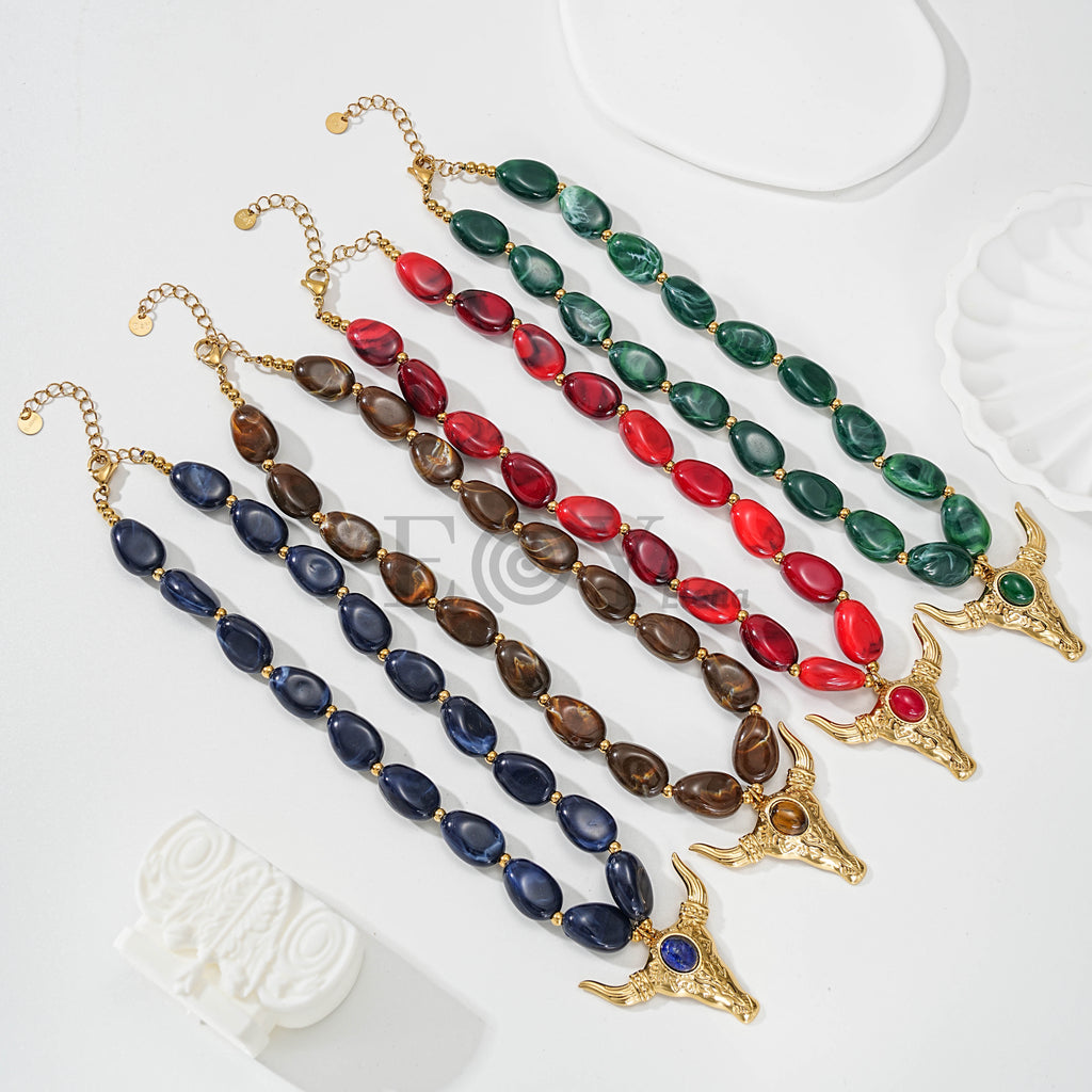 Collar con cabeza de toro y piedra central