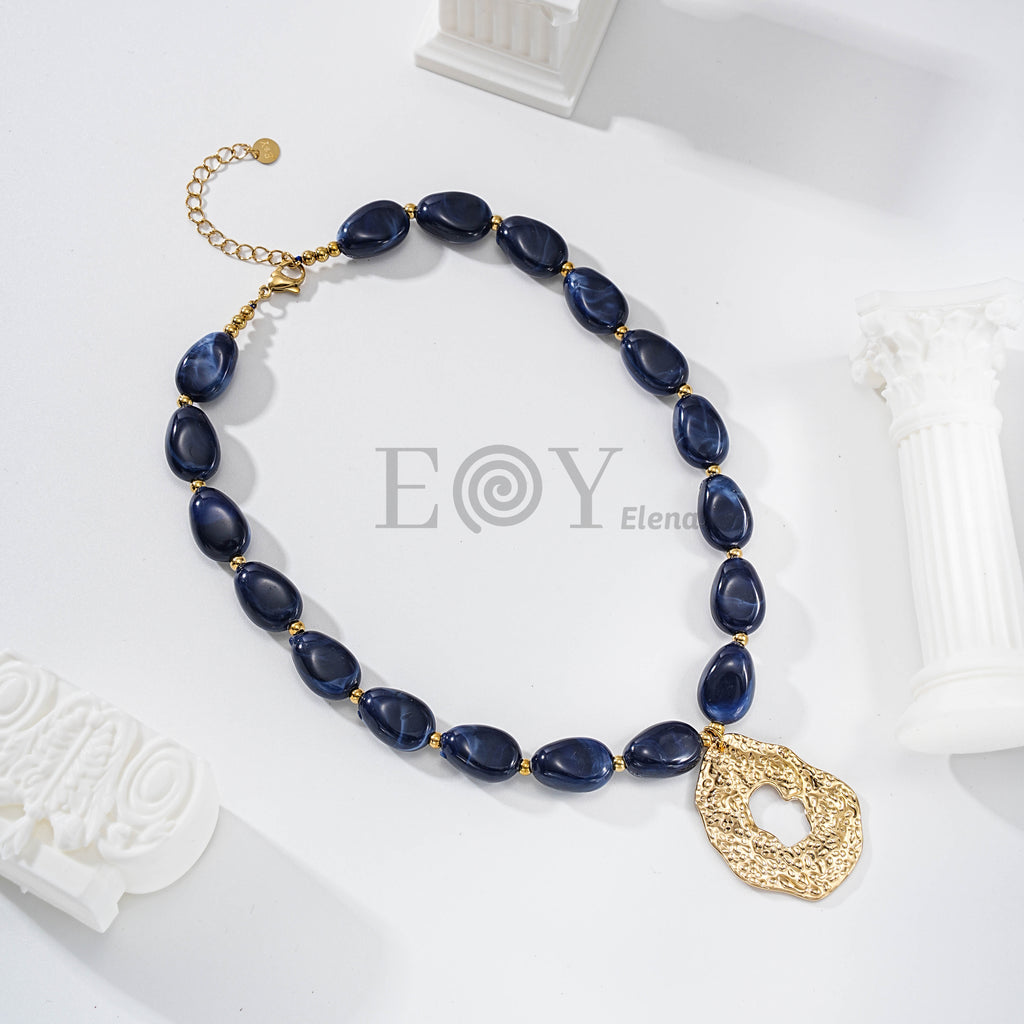 Collar de piedras con óvalo central