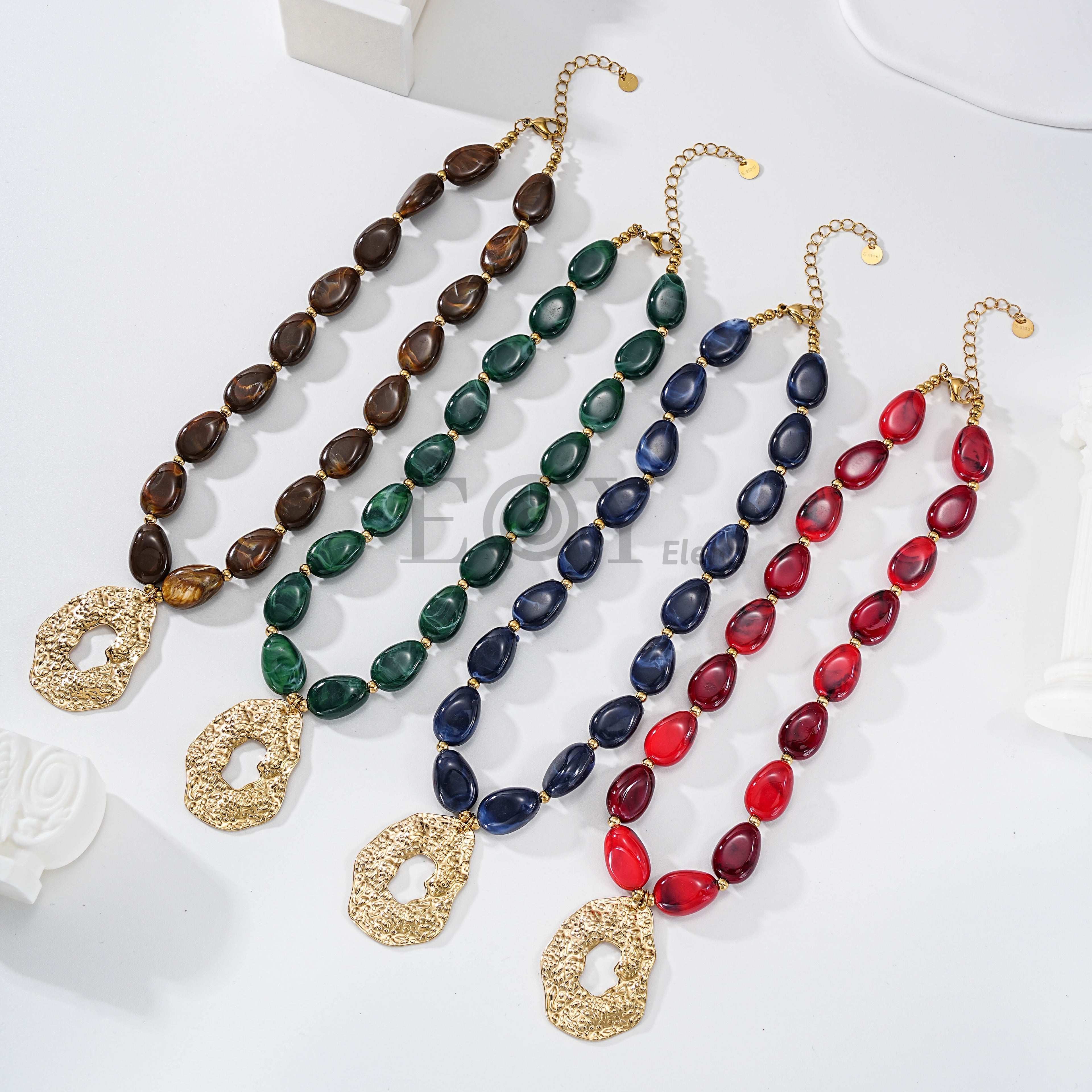 Collar de piedras con óvalo central