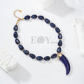 Collar de piedras con colmillo central