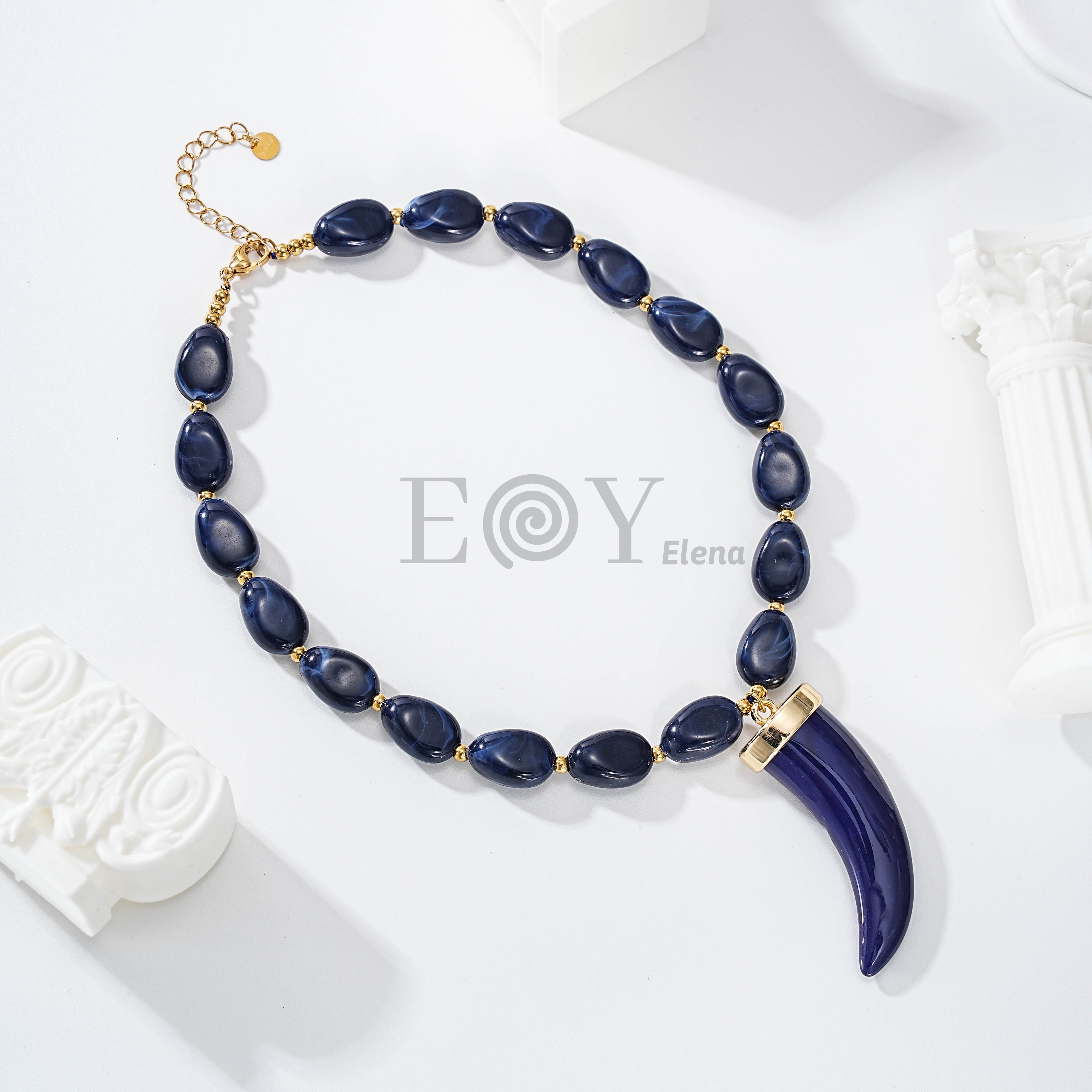 Collar de piedras con colmillo central
