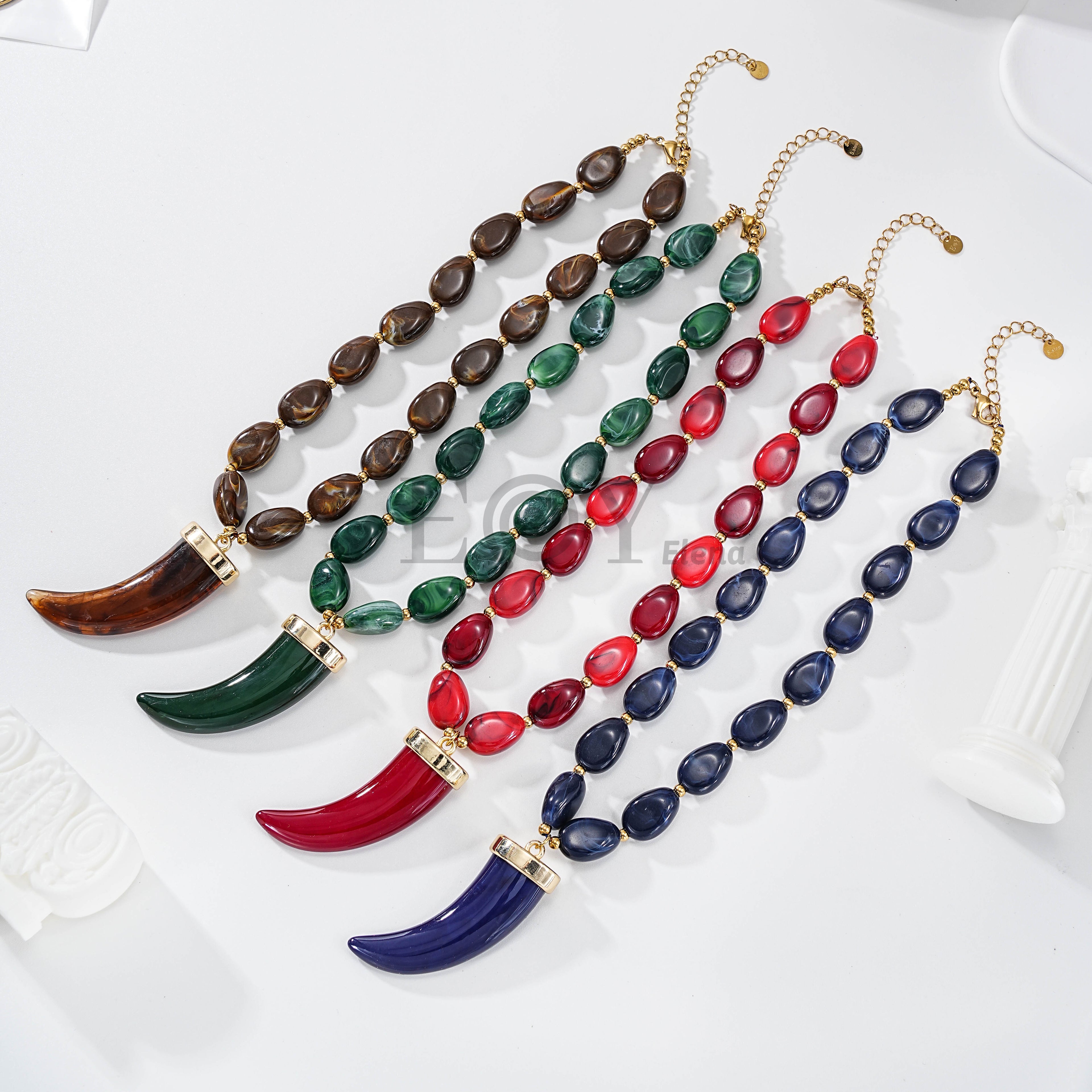Collar de piedras con colmillo central