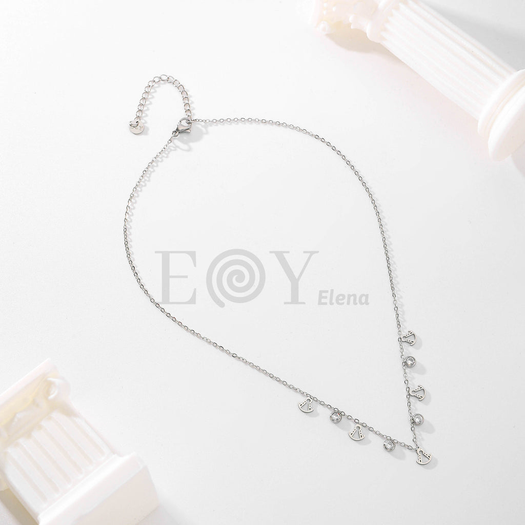 Collar con charms de vírgenes y circonitas