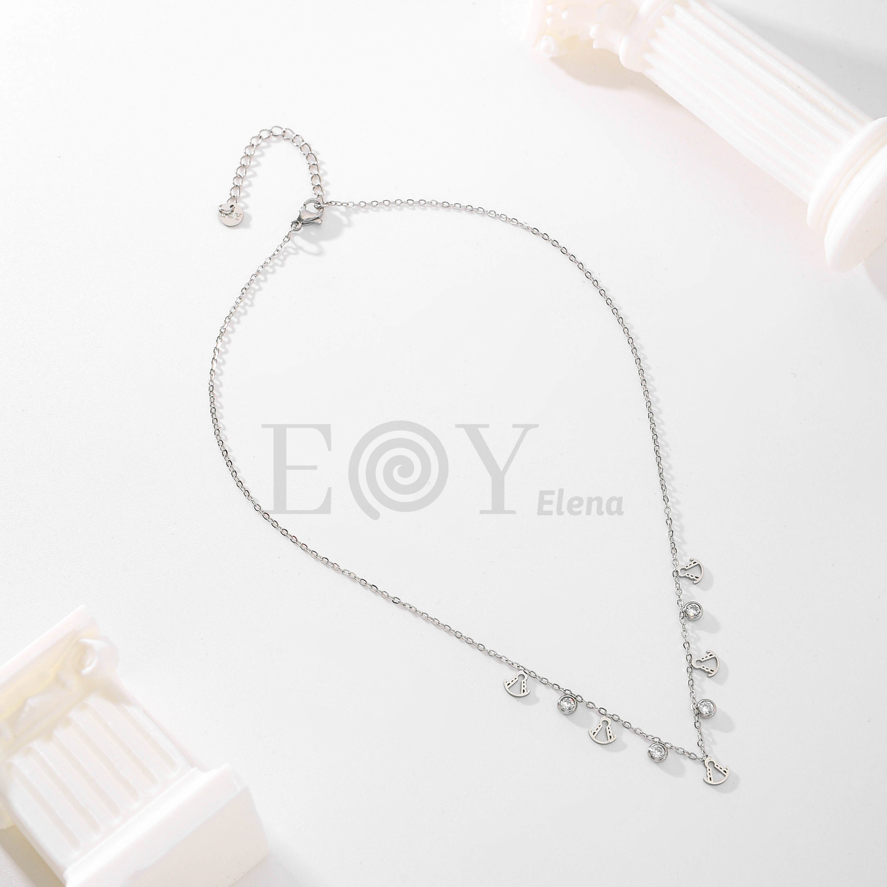 Collar con charms de vírgenes y circonitas