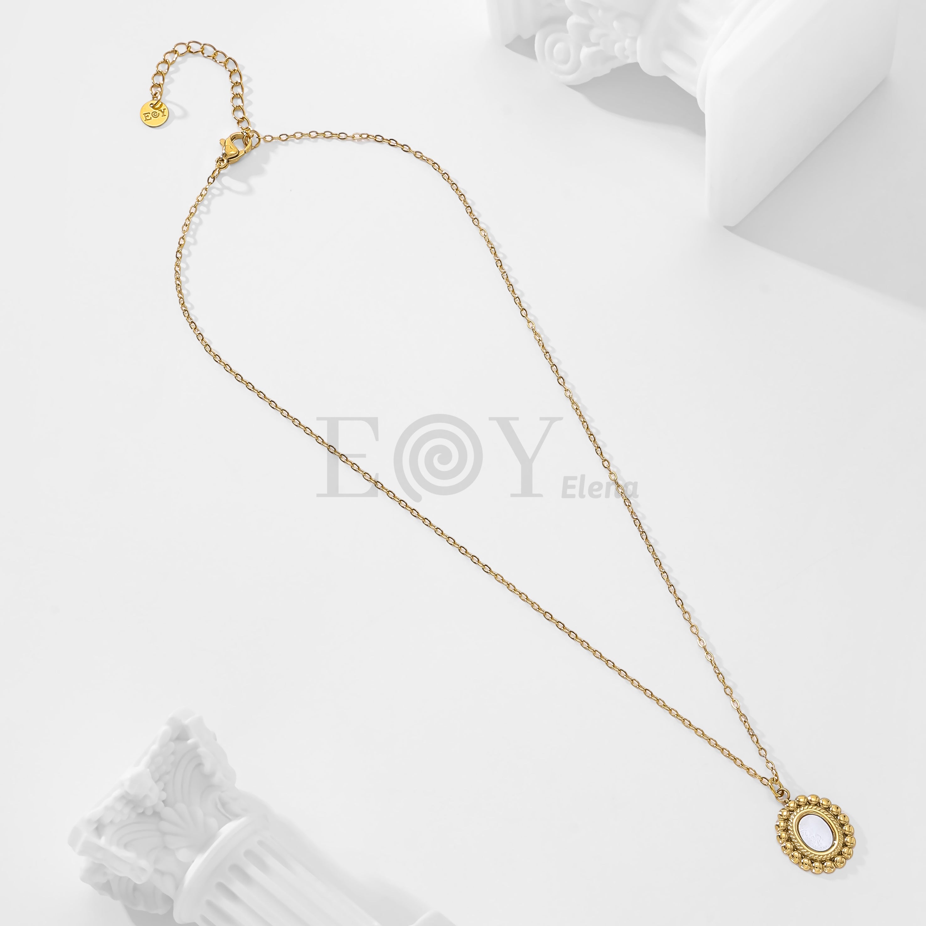 Collar óvalo con bolitas