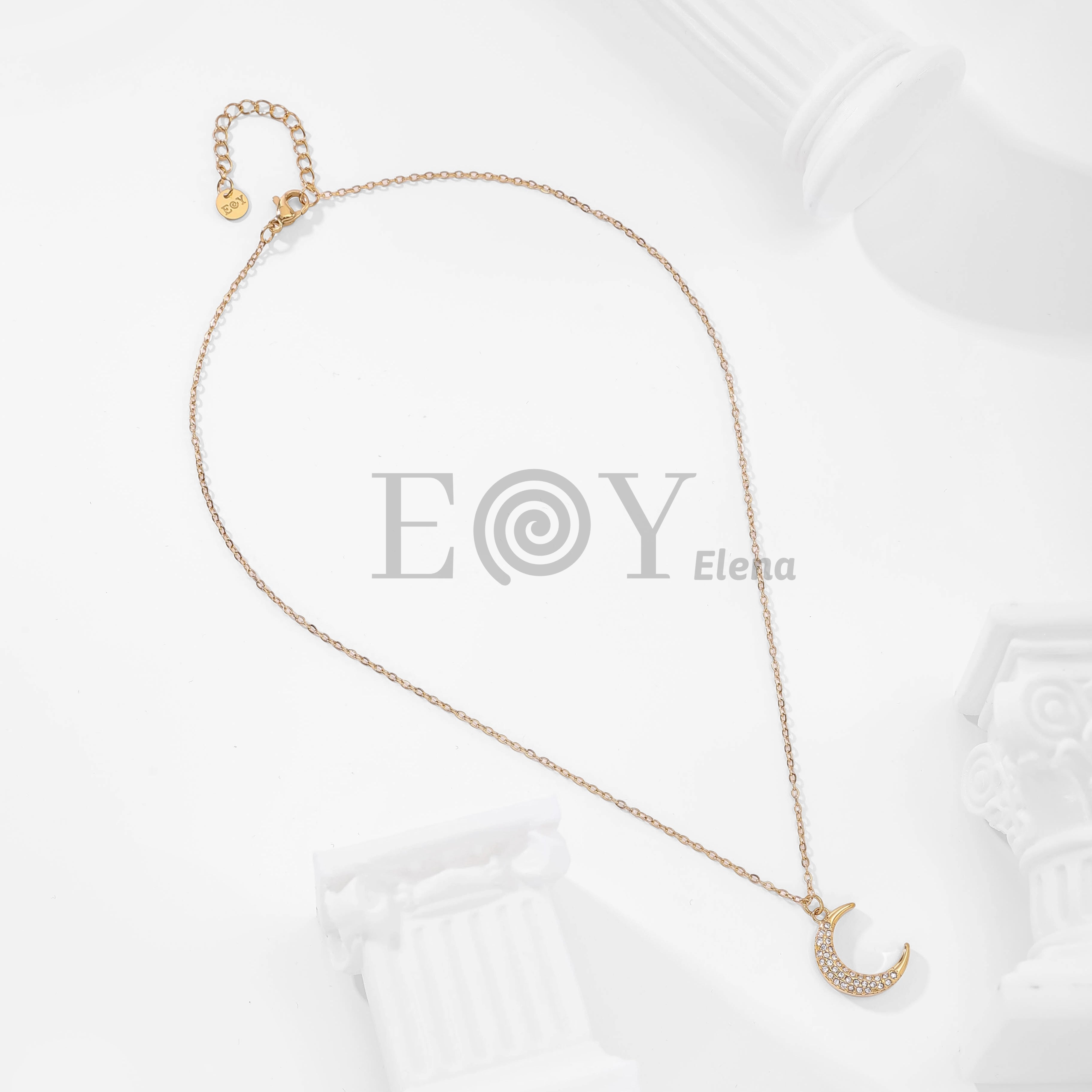 Collar con colgante de luna y circonitas