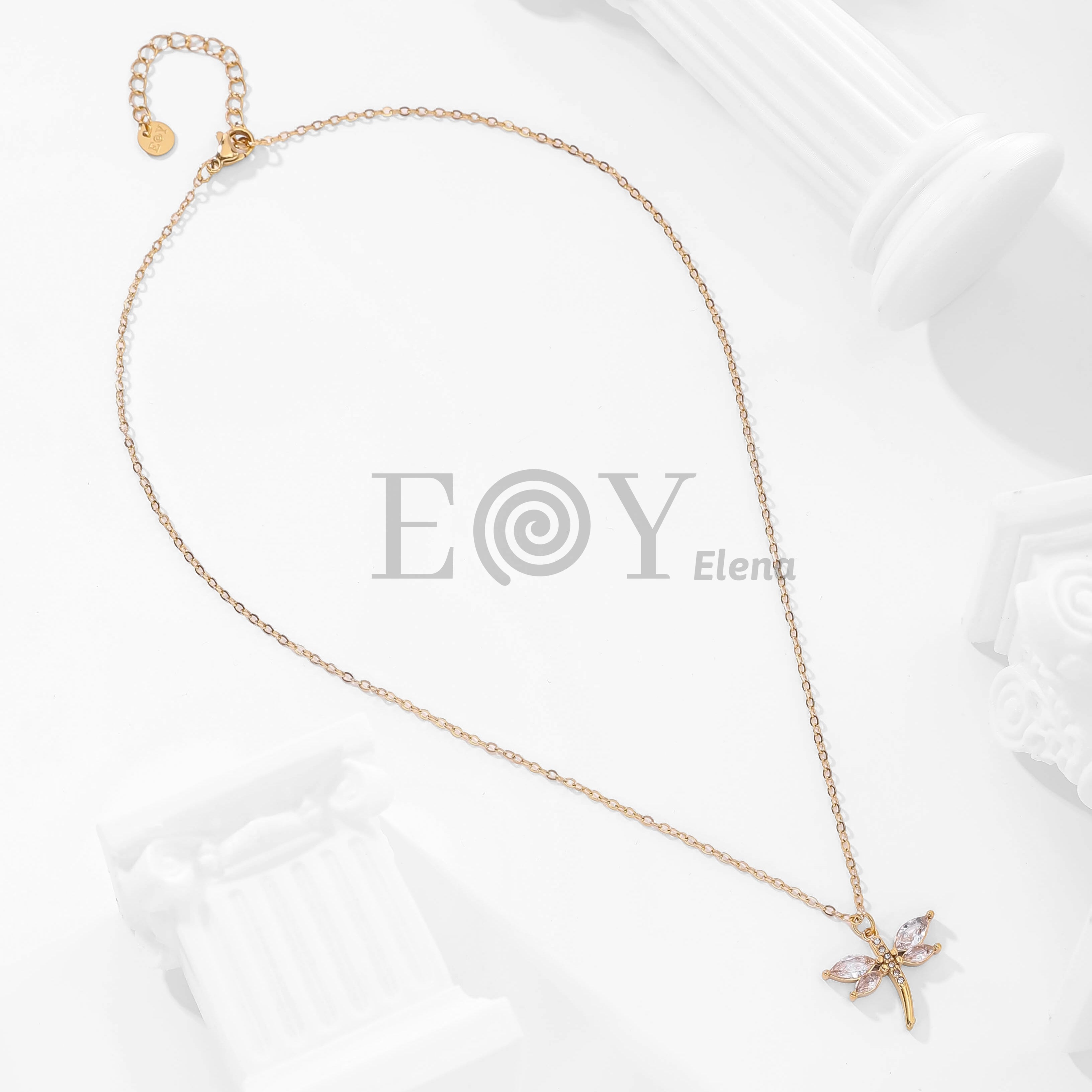 Collar con colgante de libélula y circonitas