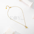 Collar dorado con cerezas