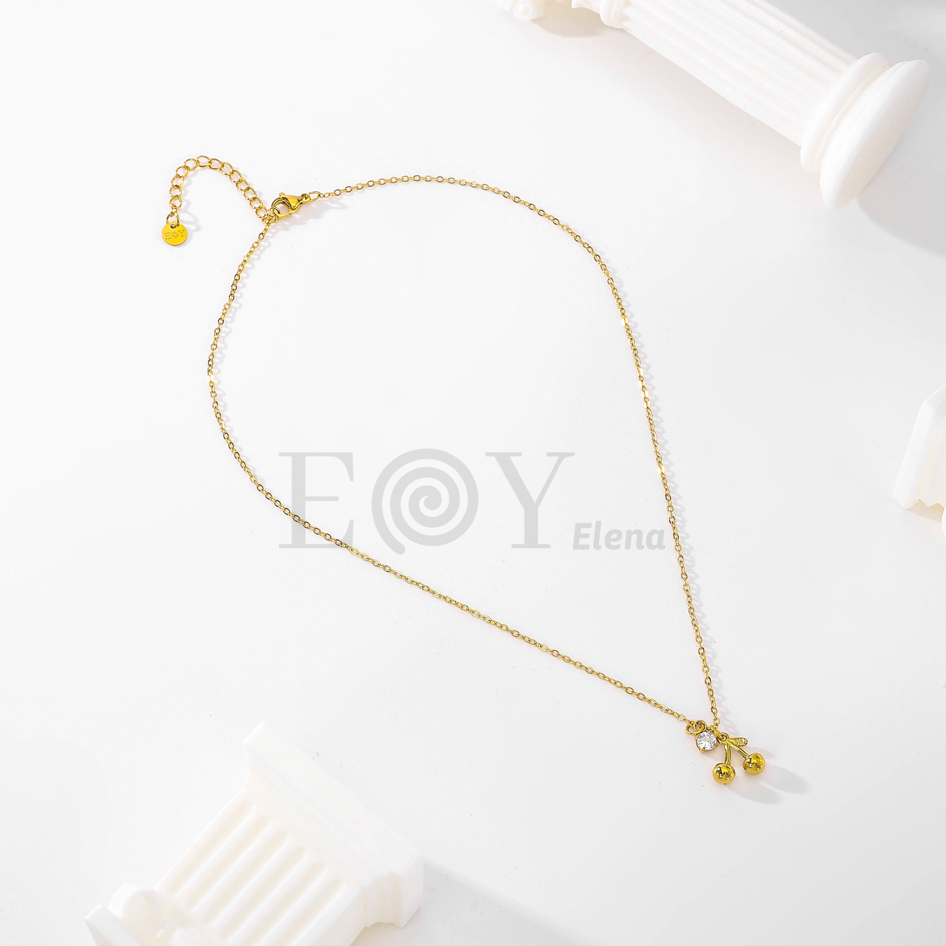 Collar dorado con cerezas