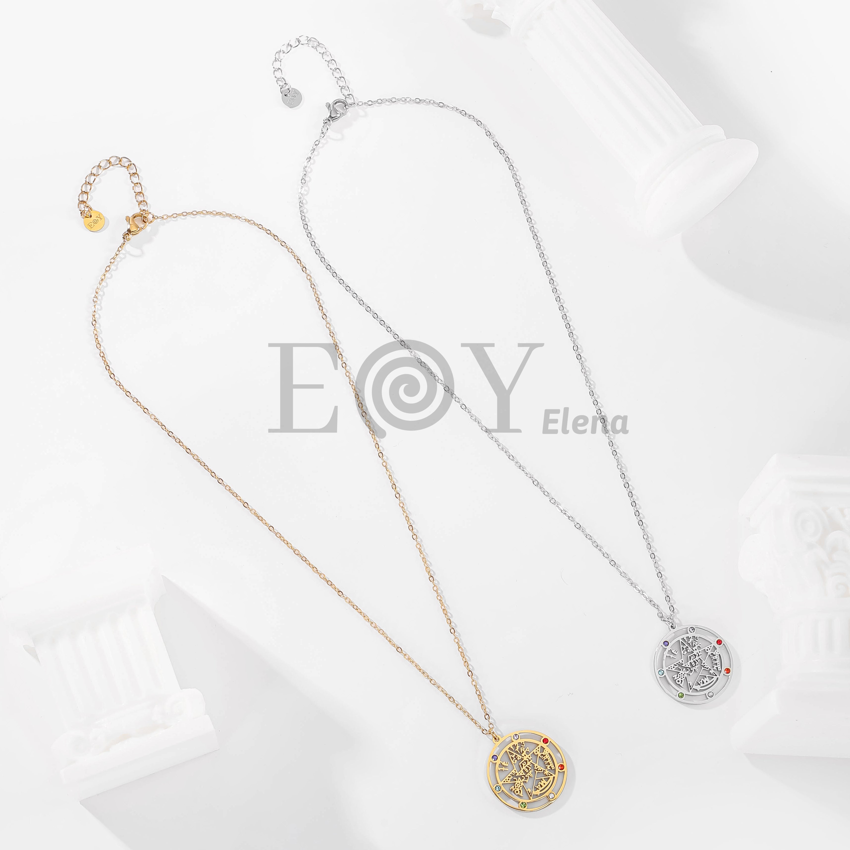 Collar de estrella con símbolos y circonitas multicolor