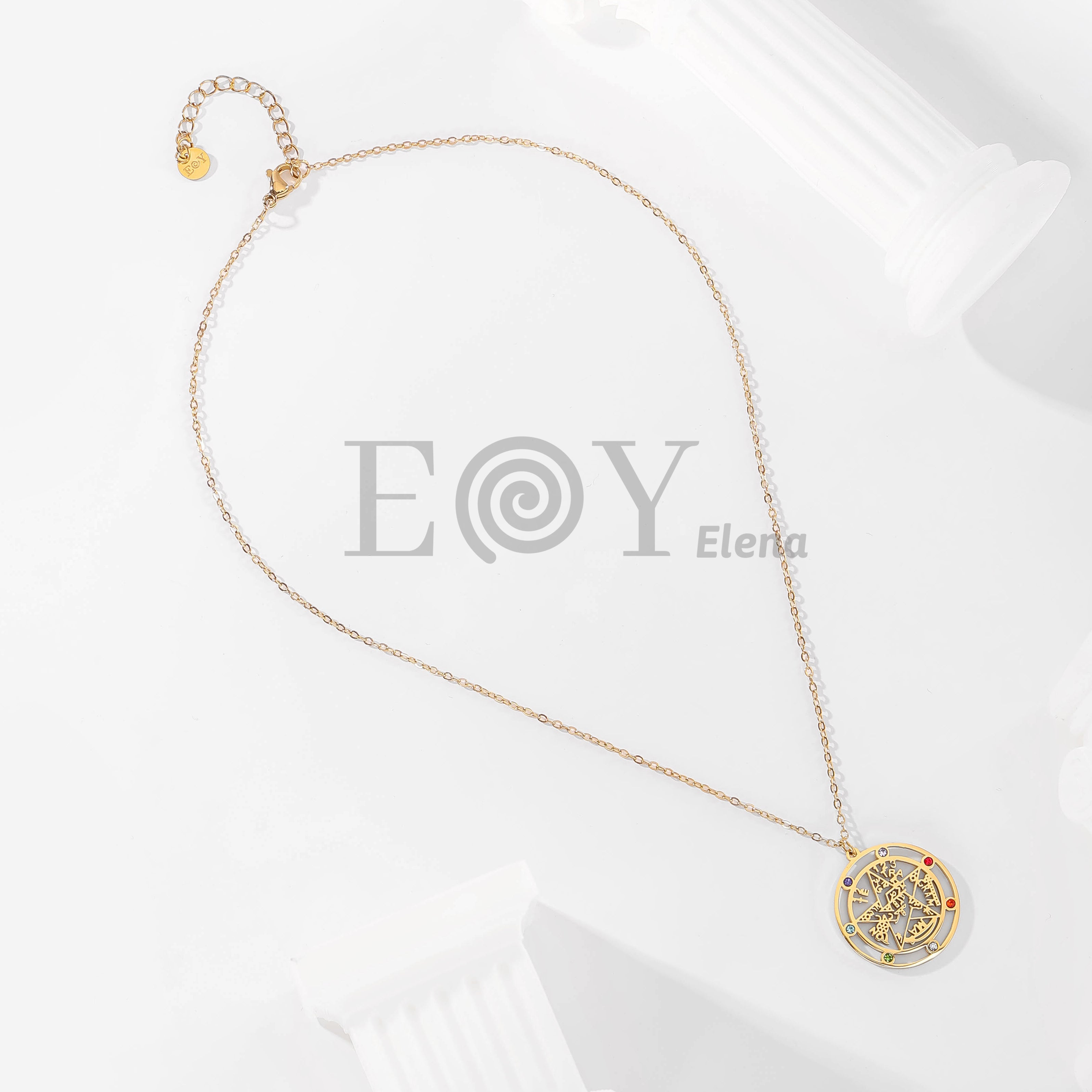 Collar de estrella con símbolos y circonitas multicolor