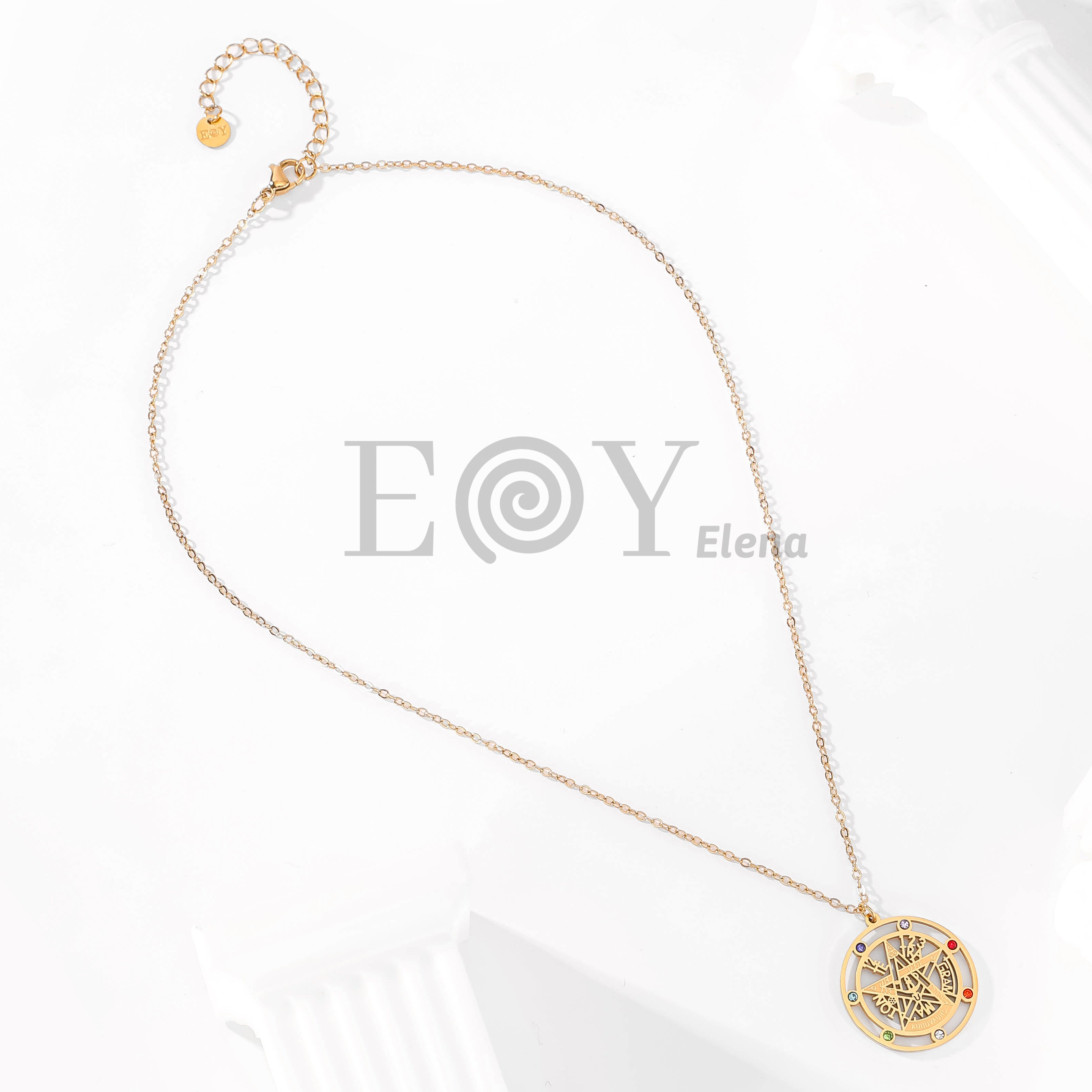 Collar de estrella con símbolos y circonitas multicolor