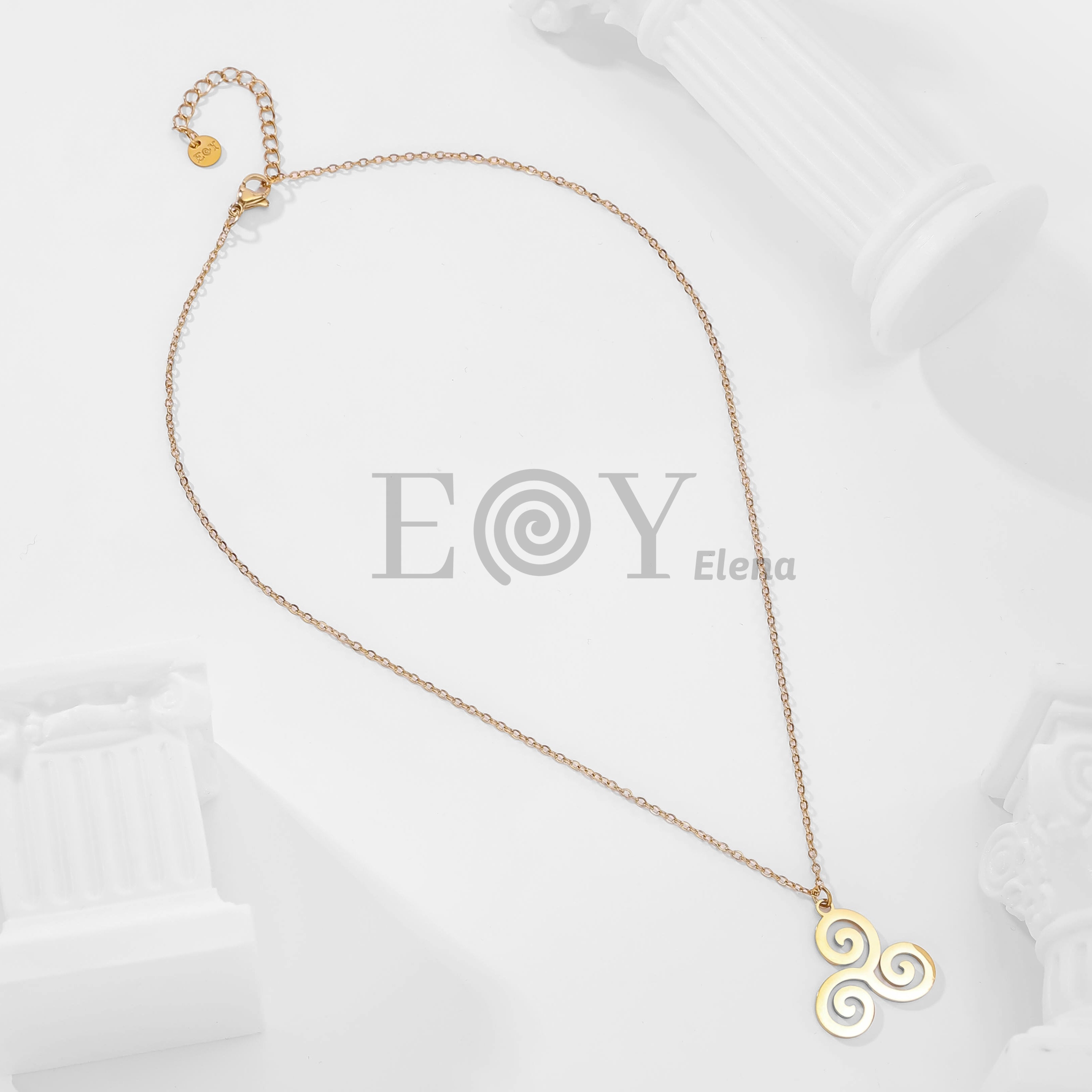 Collar con colgante de trisquel