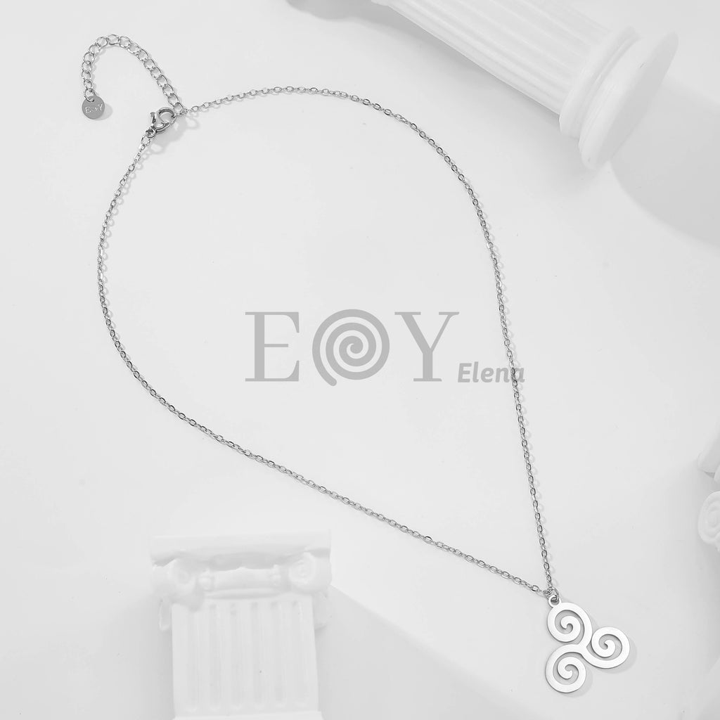 Collar con colgante de trisquel