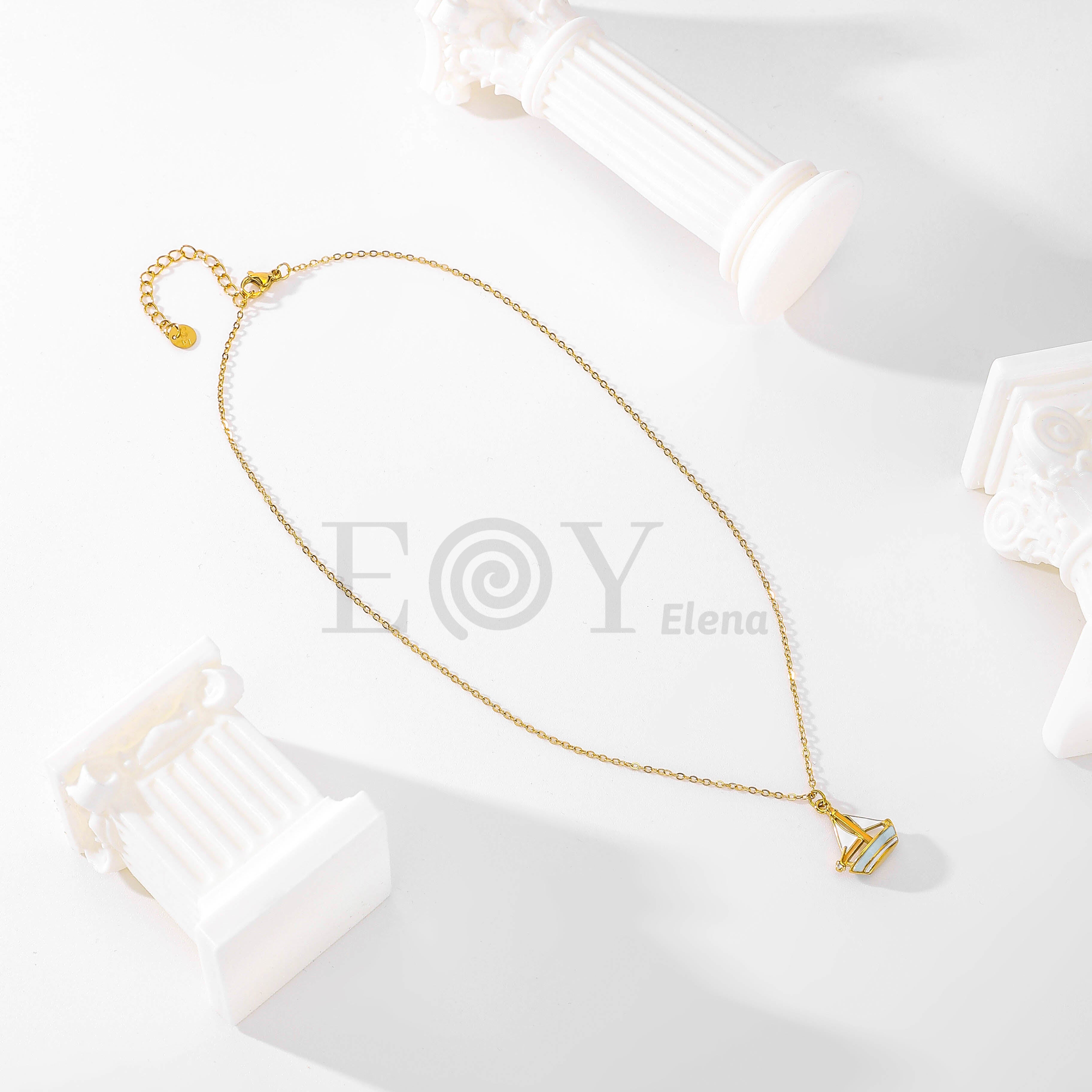 Collar dorado con colgante de barco