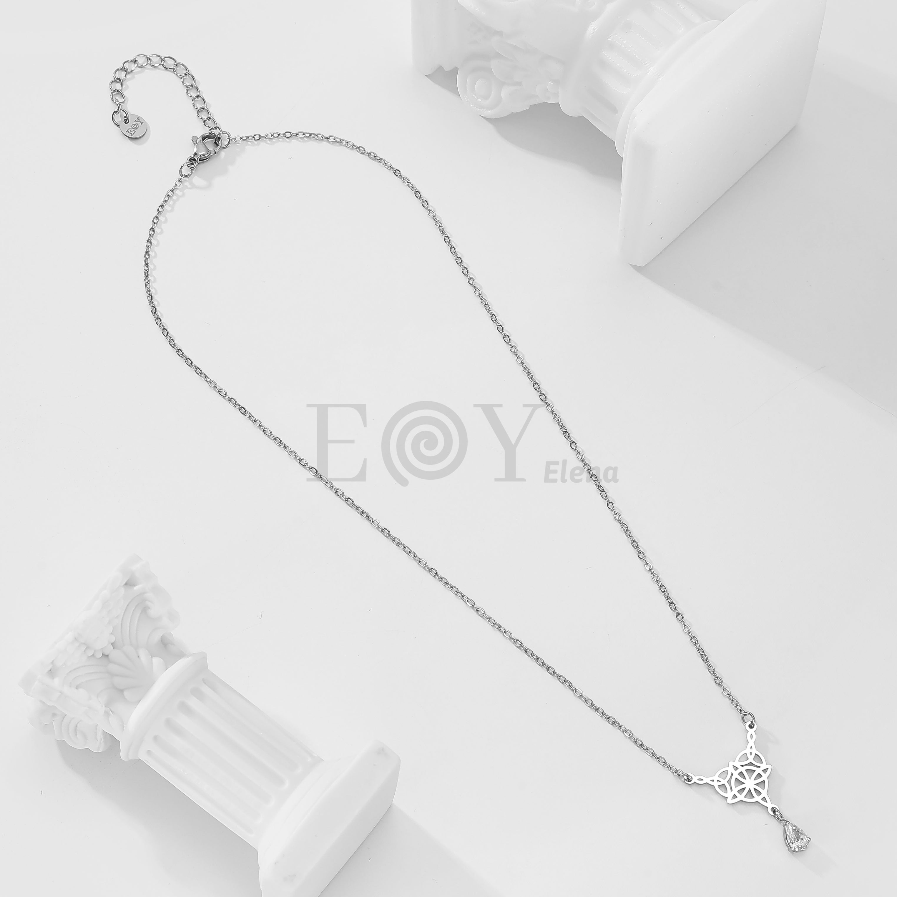 Collar nudo bruja y circonita