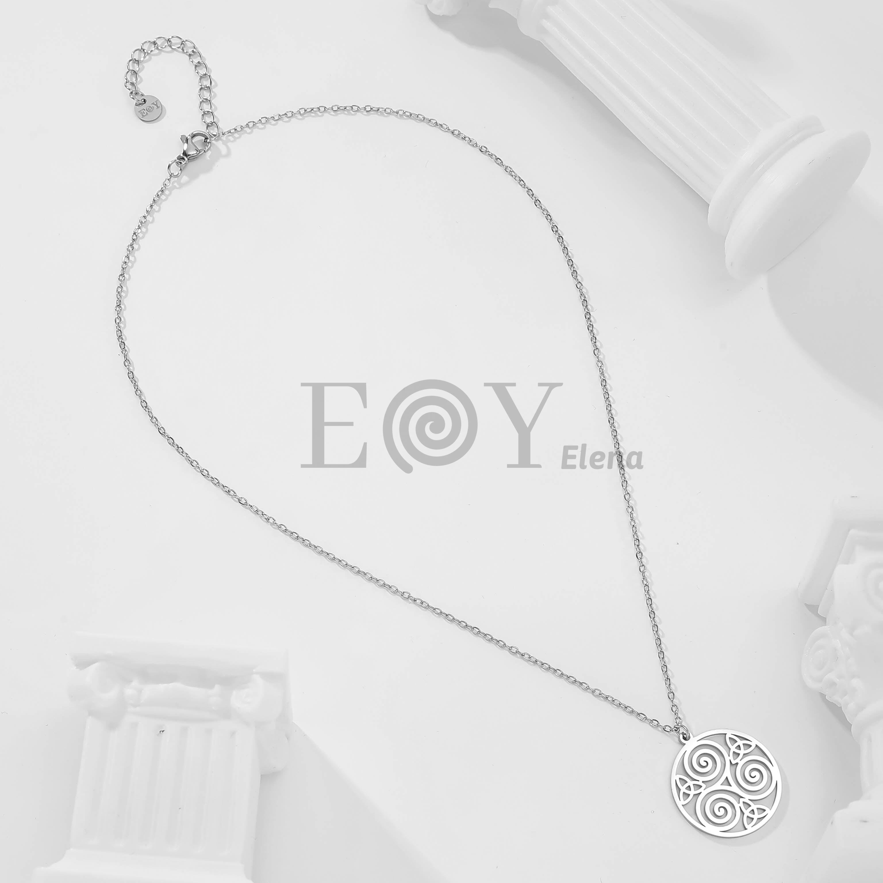 Collar con colgante de trisquel calado