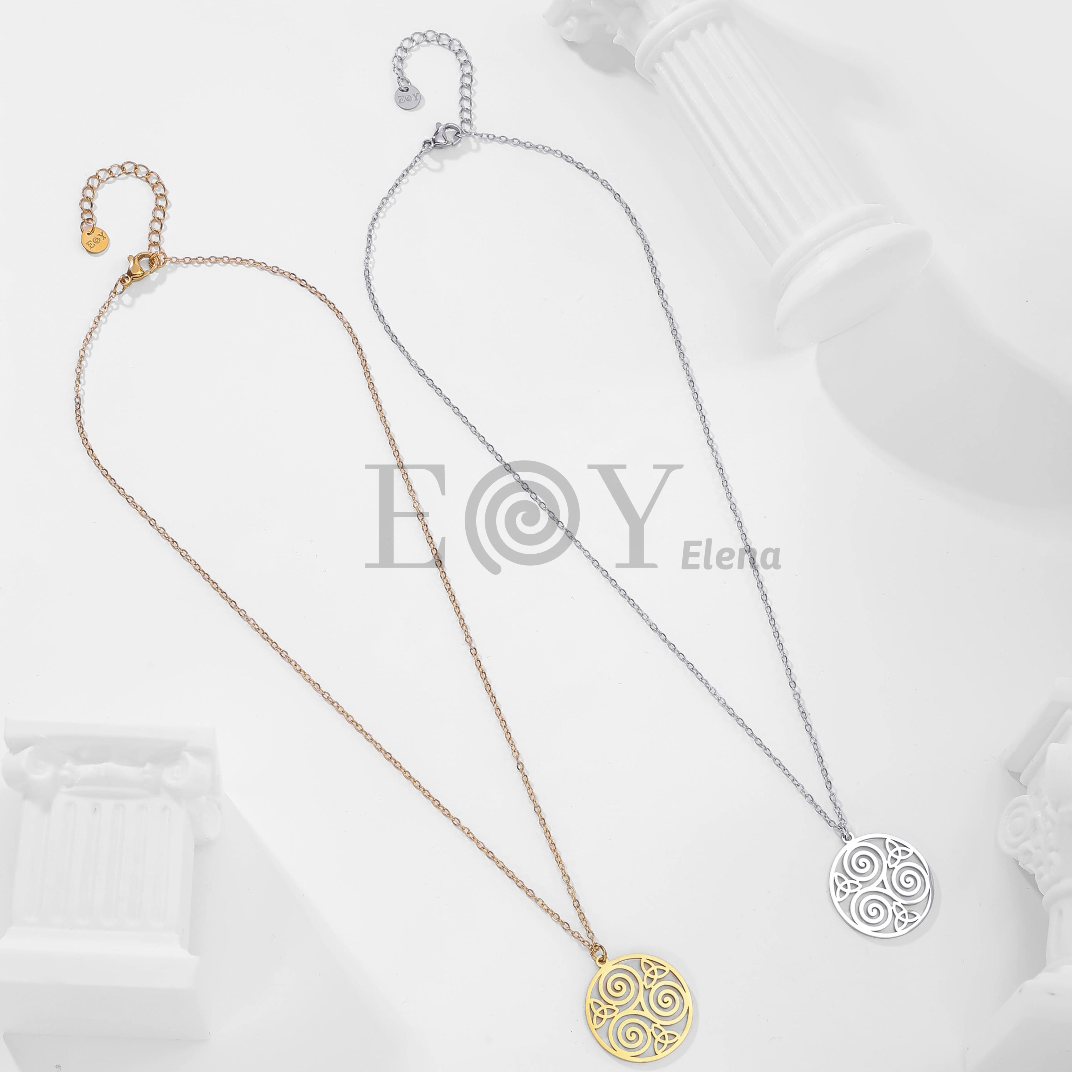 Collar con colgante de trisquel calado