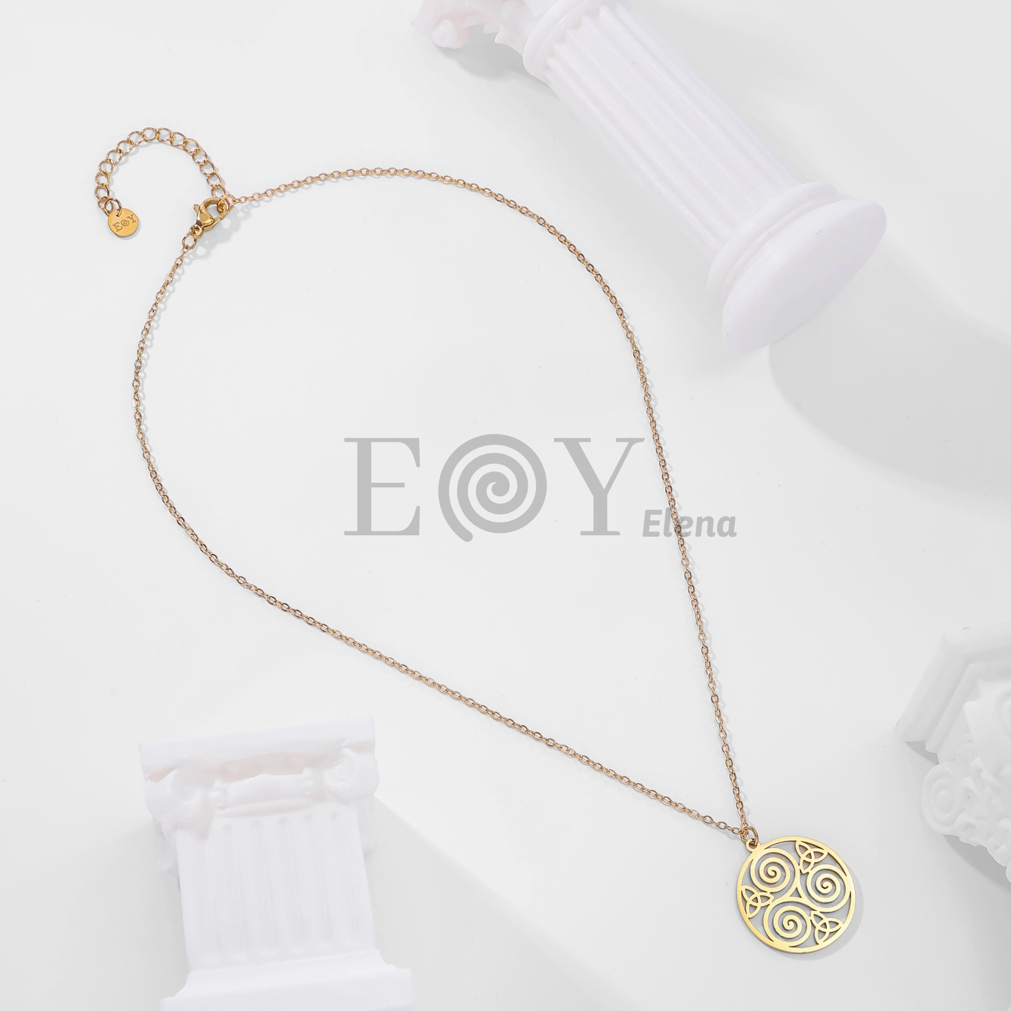 Collar con colgante de trisquel calado