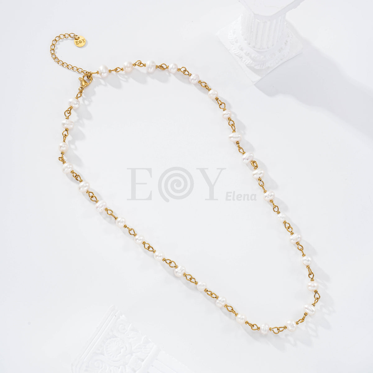 Collar con detalles dorados y perlas acero