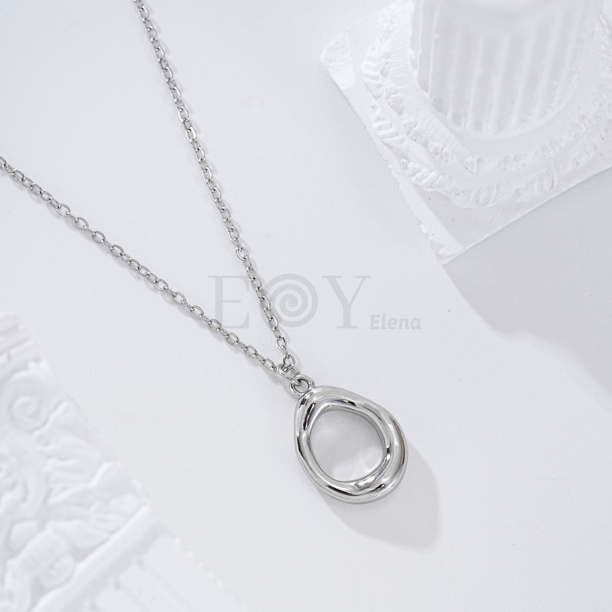 Collar con óvalo hueco central acero