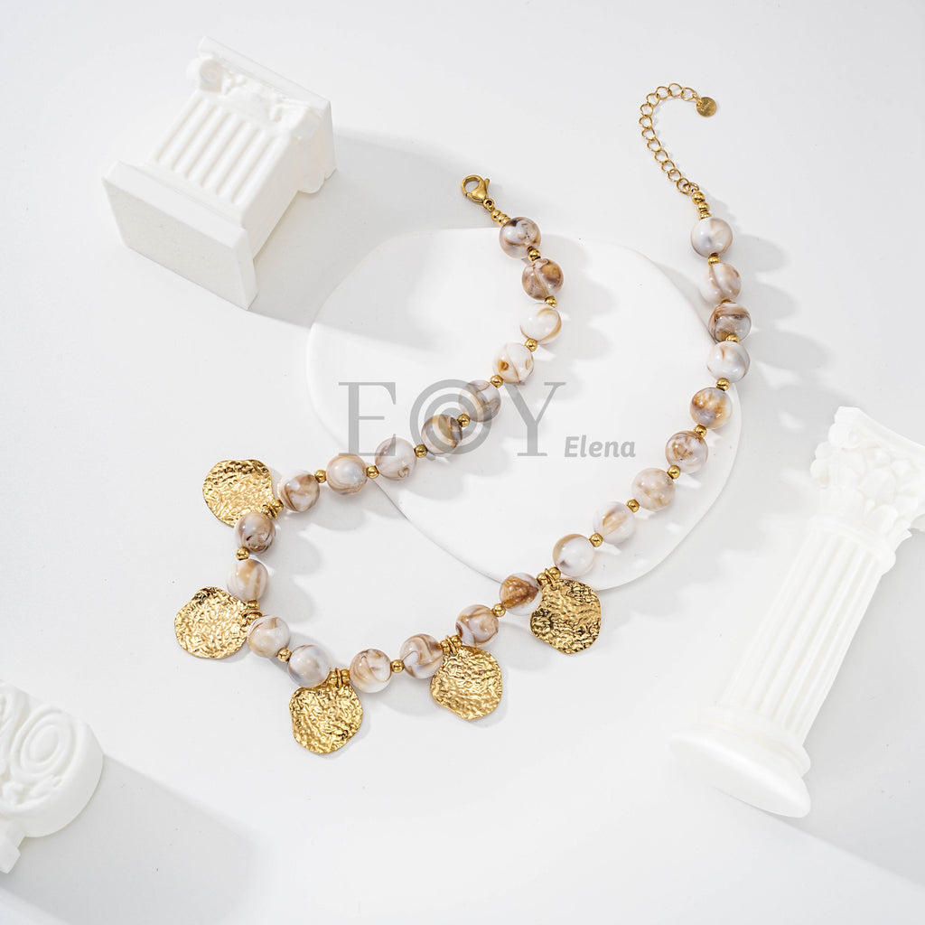 Collar de bolitas y medallas doradas