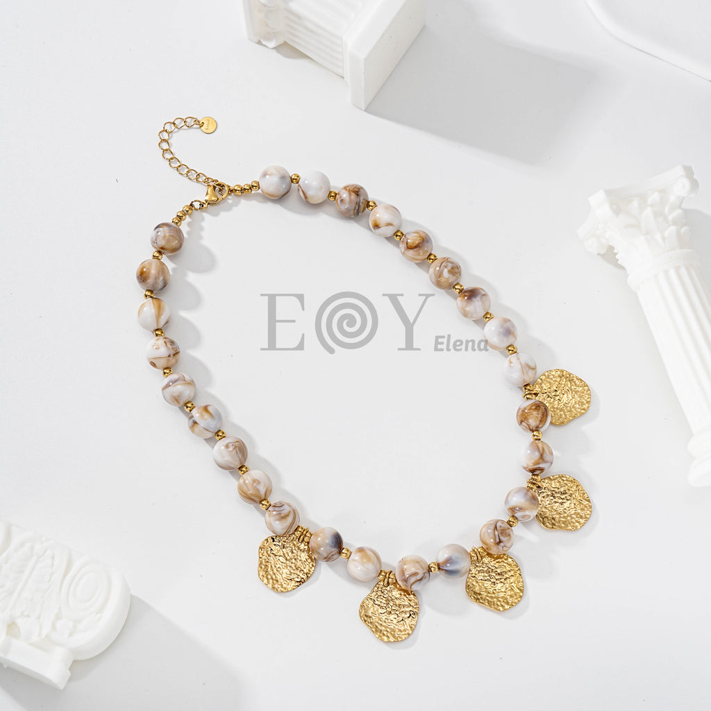 Collar de bolitas y medallas doradas