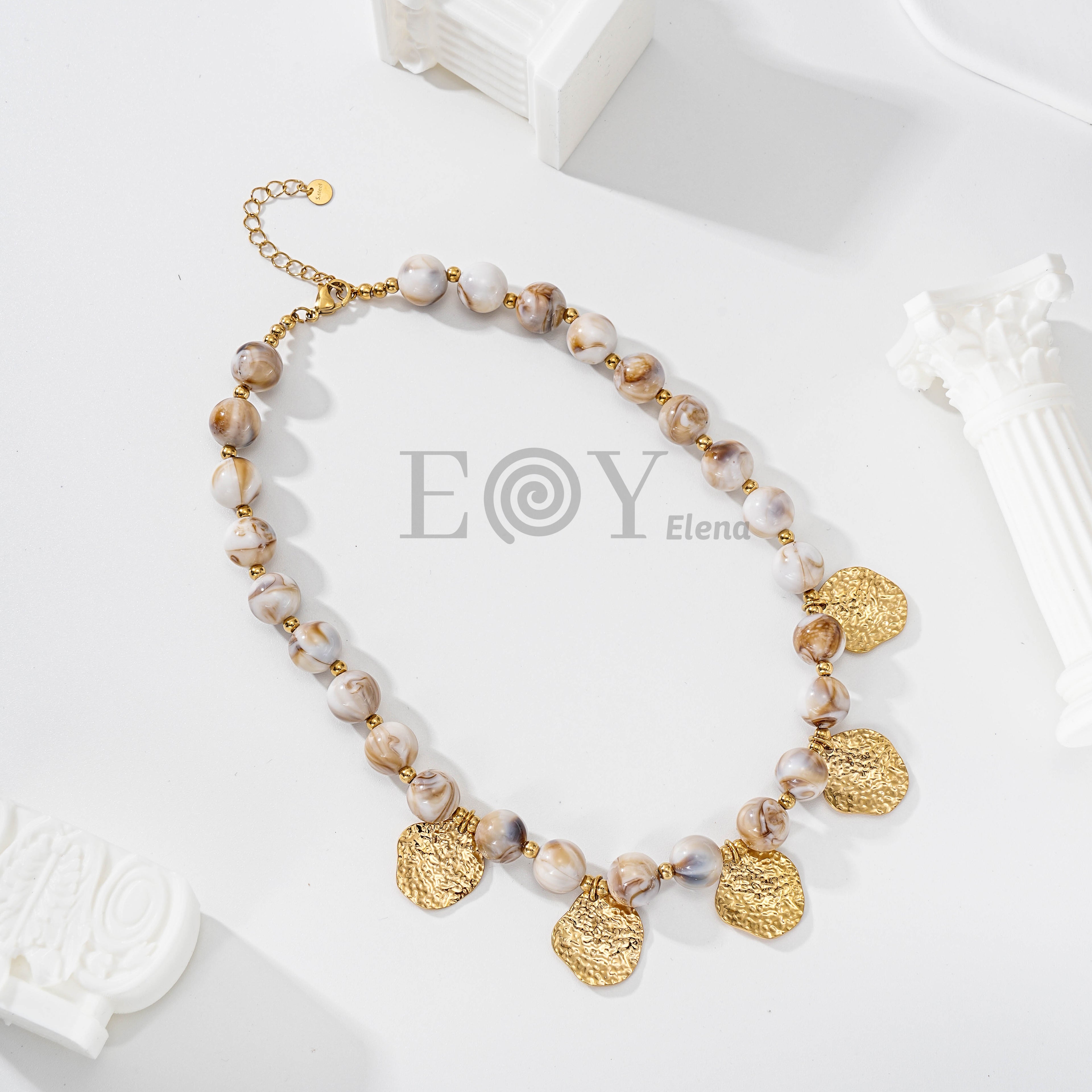 Collar de bolitas y medallas doradas