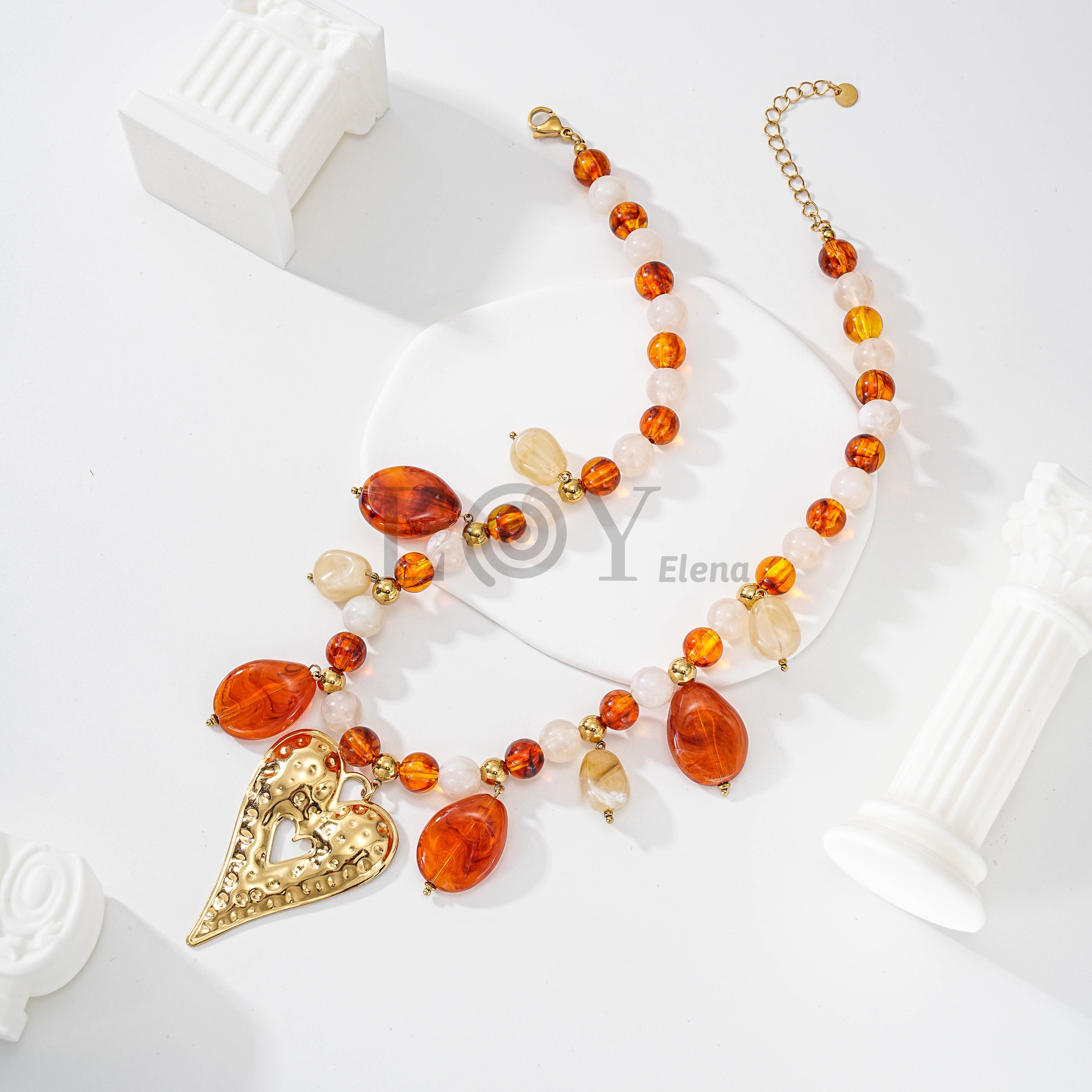 Collar de piedras con charm de corazón