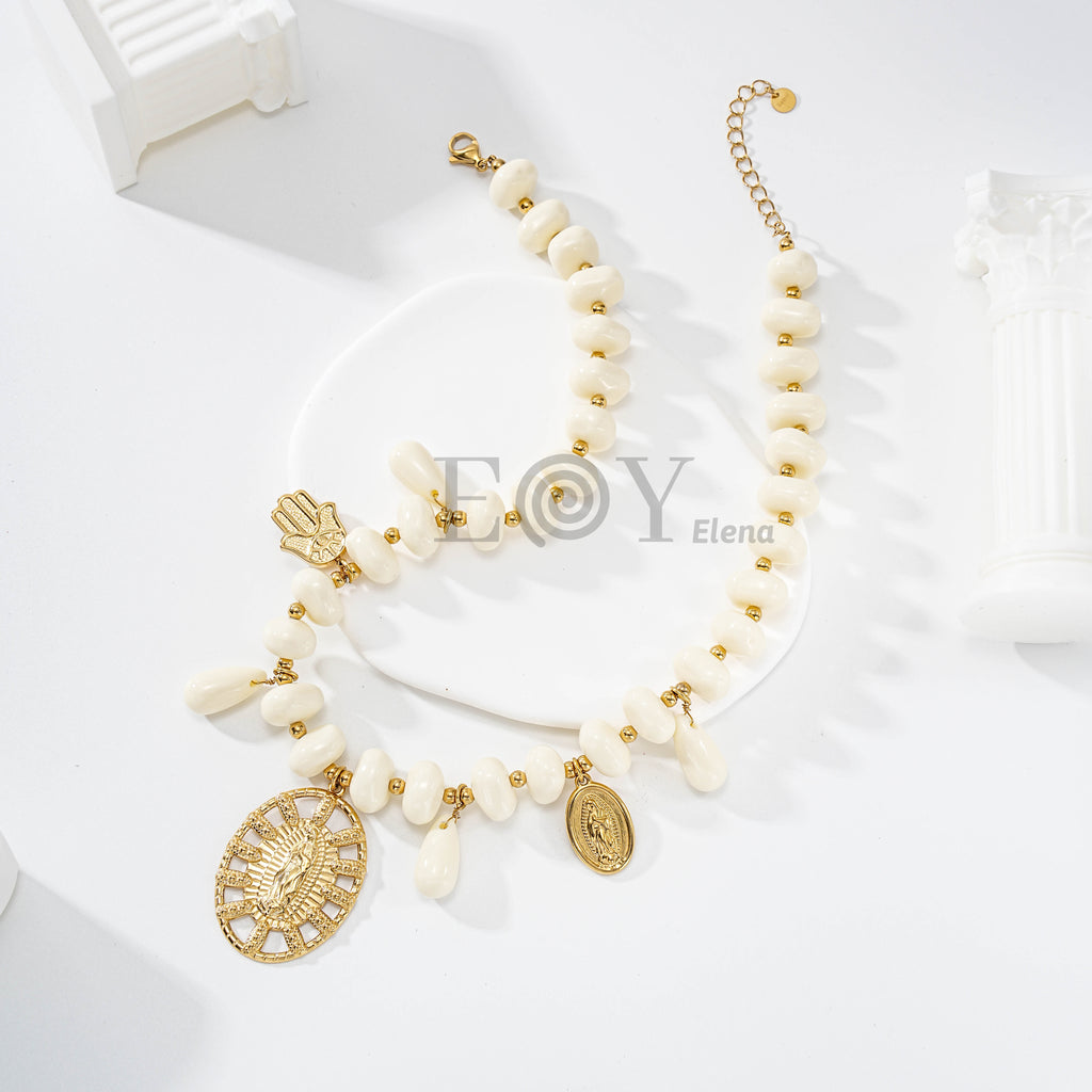 Collar de piedras con medalla vírgen central