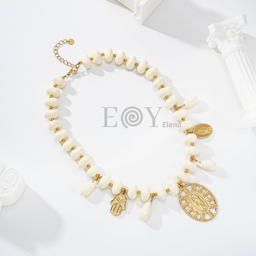Collar de piedras con medalla vírgen central