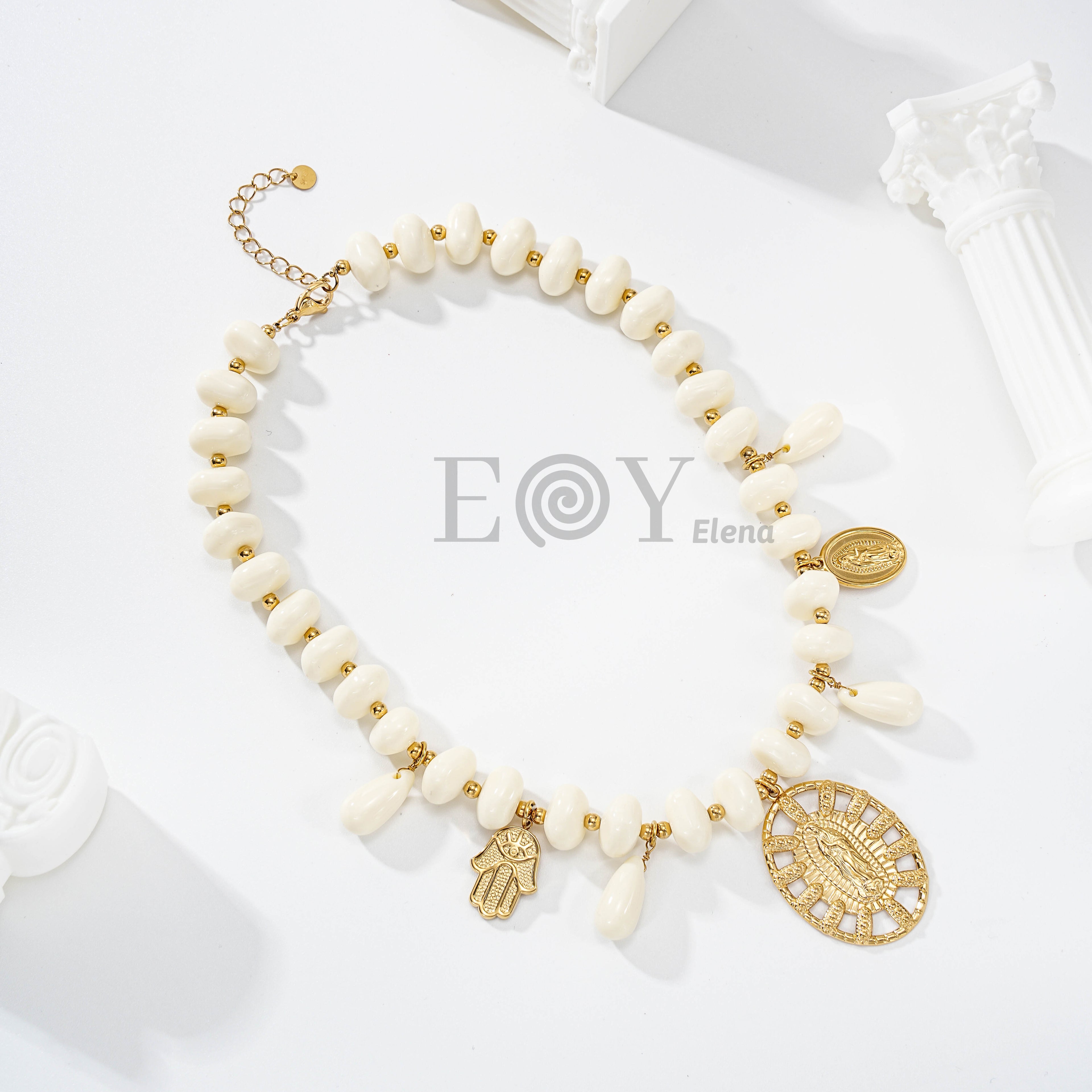 Collar de piedras con medalla vírgen central
