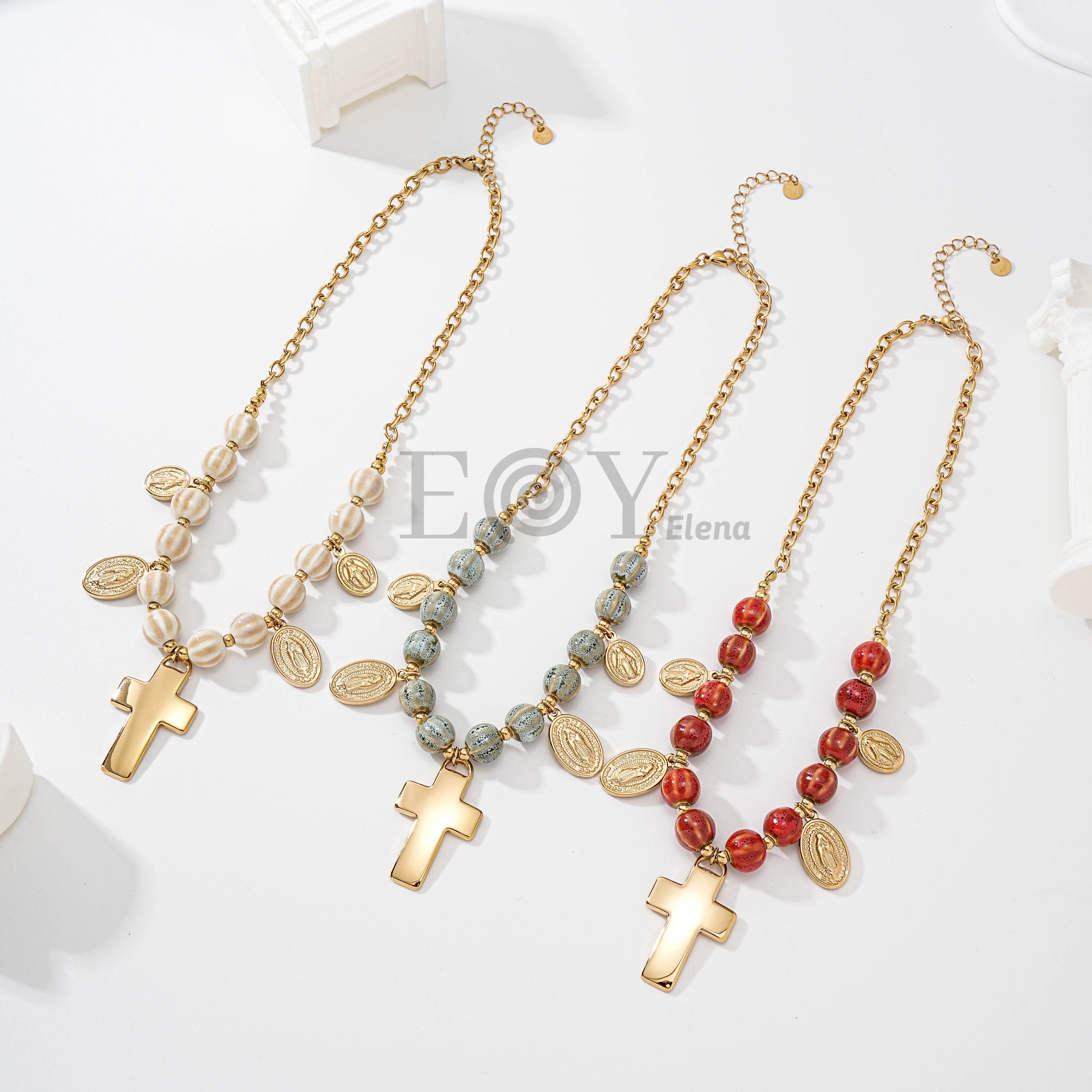 Collar con bolitas colores y charms religiosos