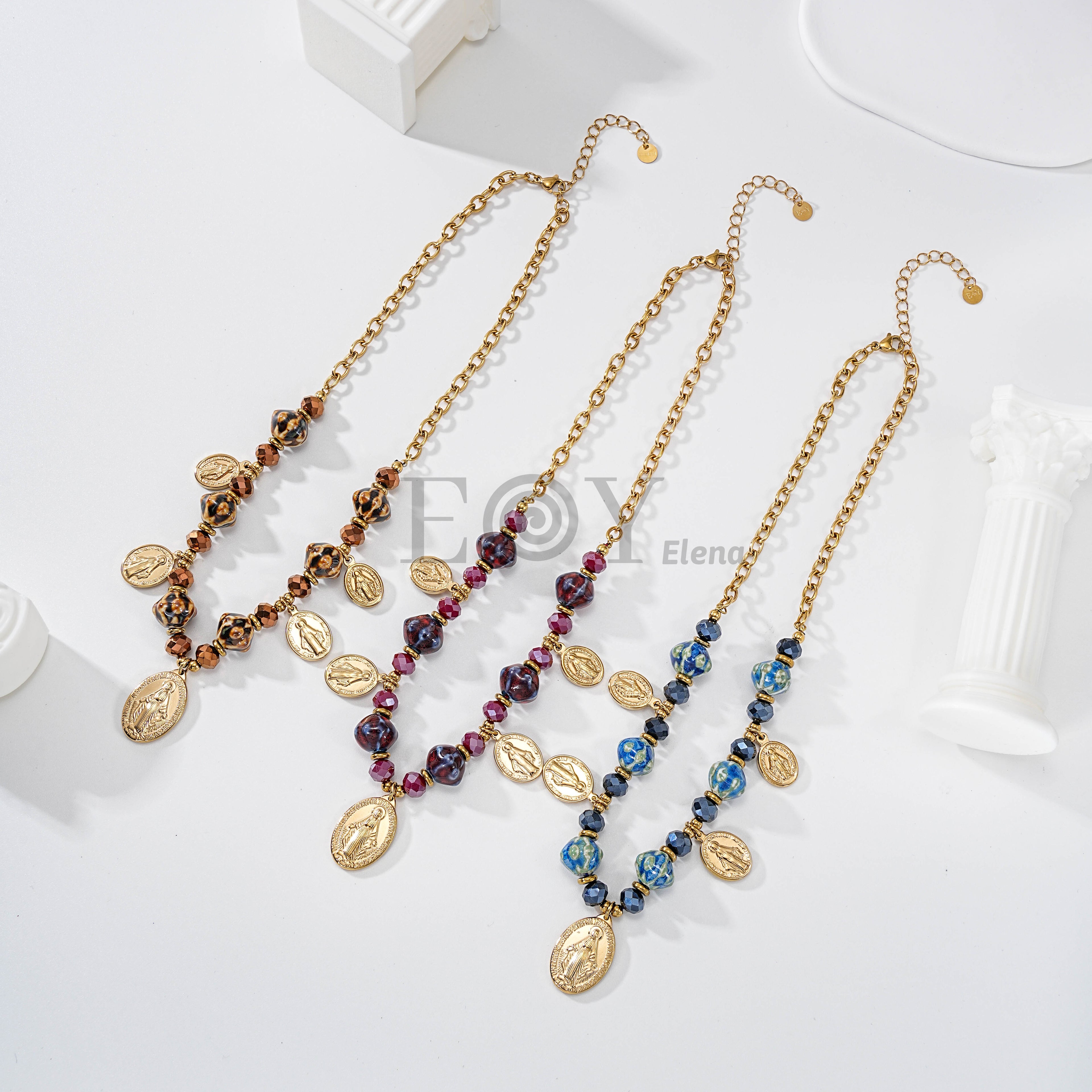 Collar de acero con bolitas y charms de vírgenes