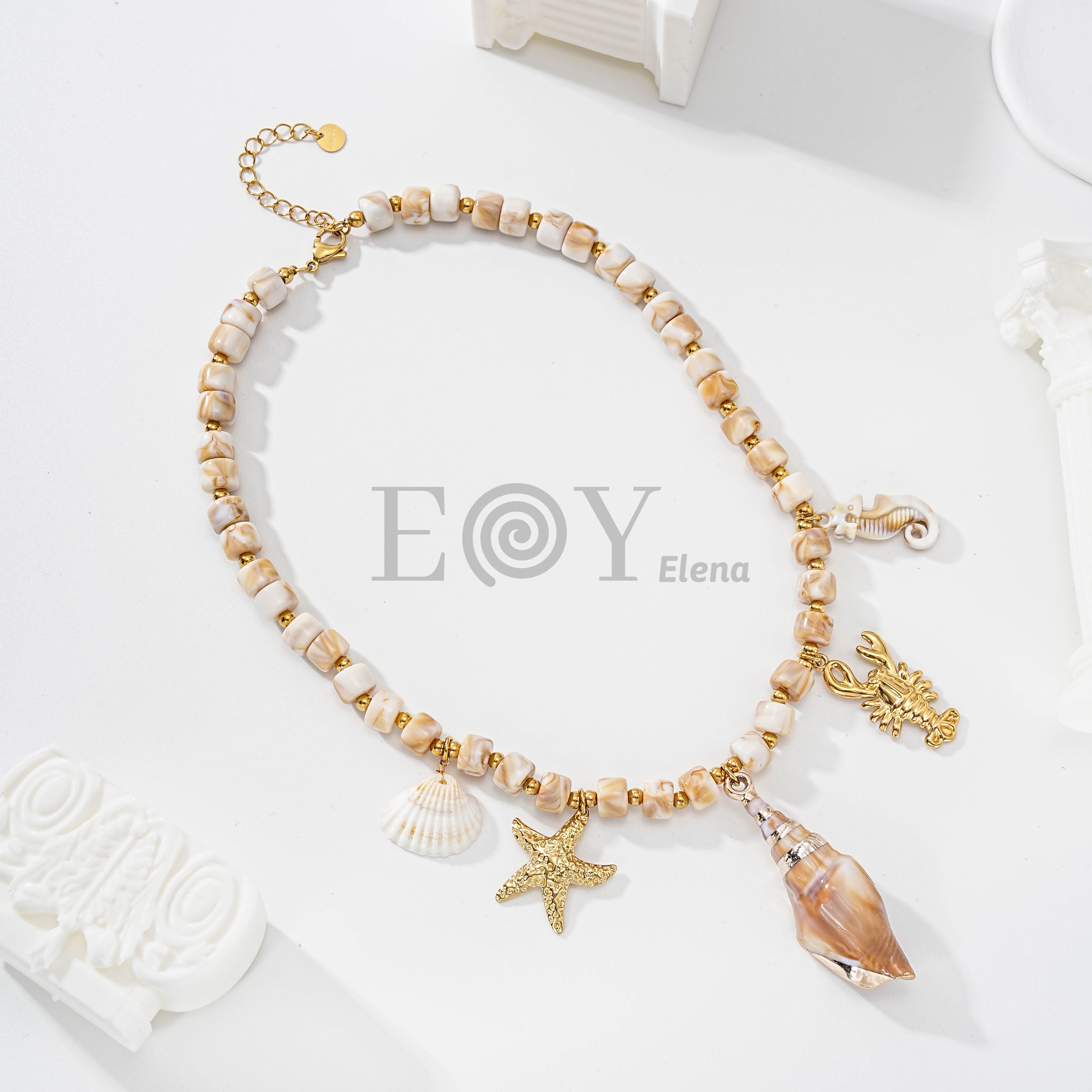 Collar de bolitas y charms marinos