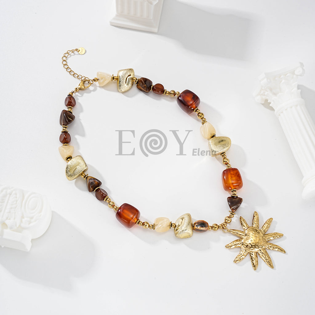 Collar de piedras y sol central