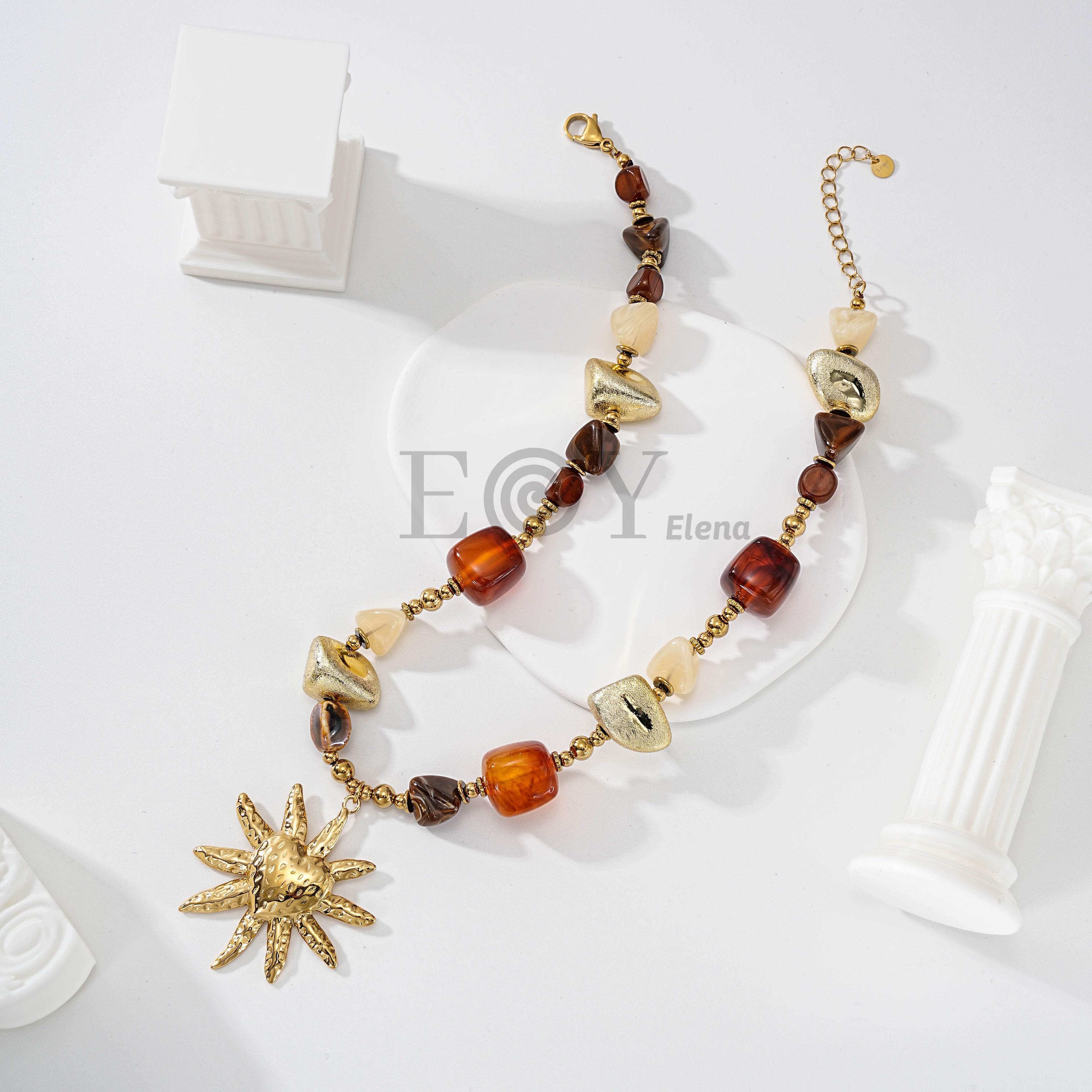 Collar de piedras y sol central