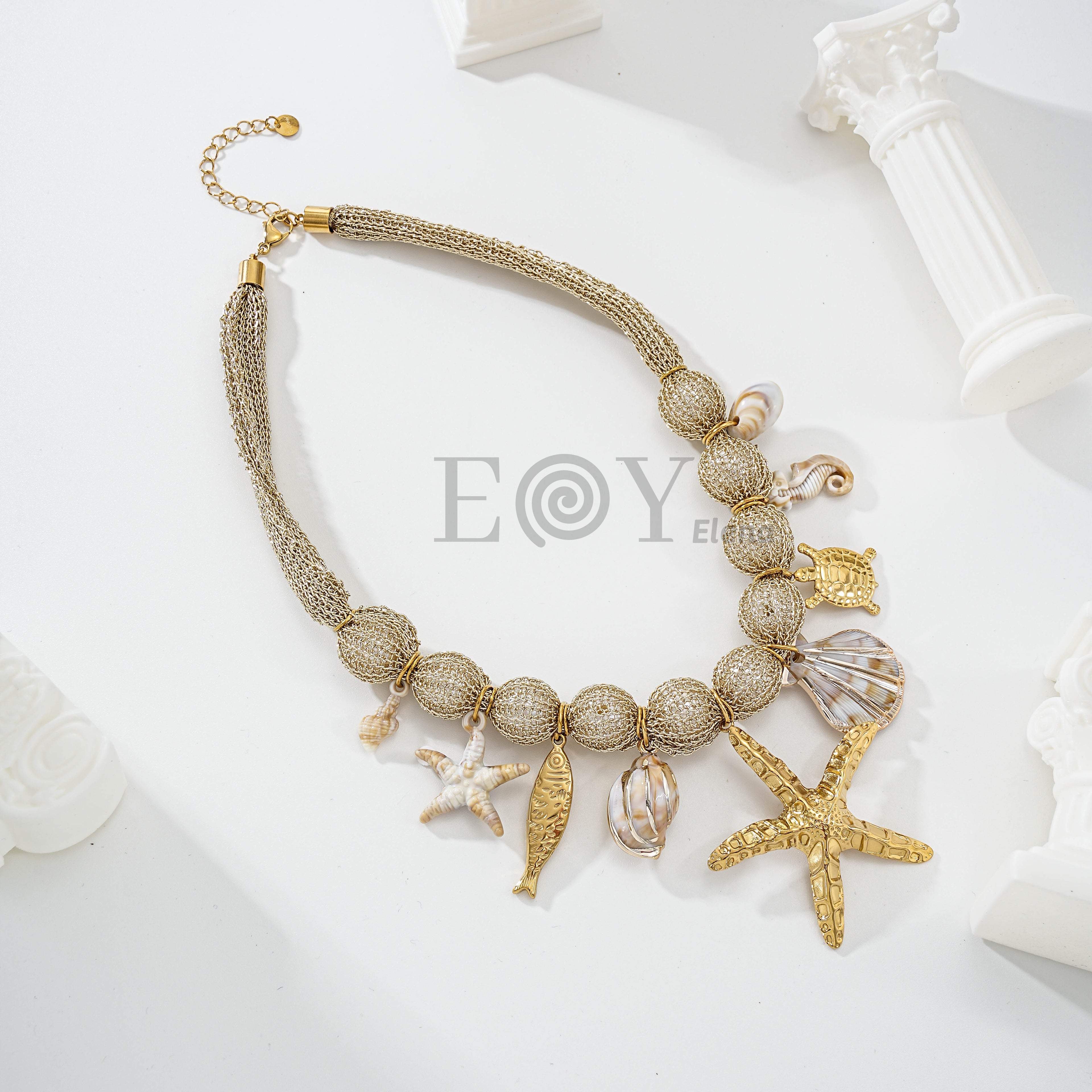 Collar con cadena de malla dorada y charms marinos