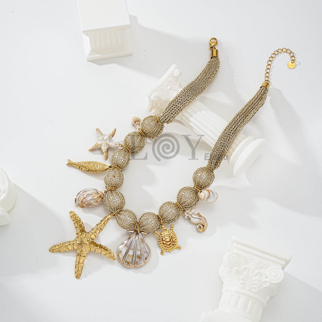 Collar con cadena de malla dorada y charms marinos