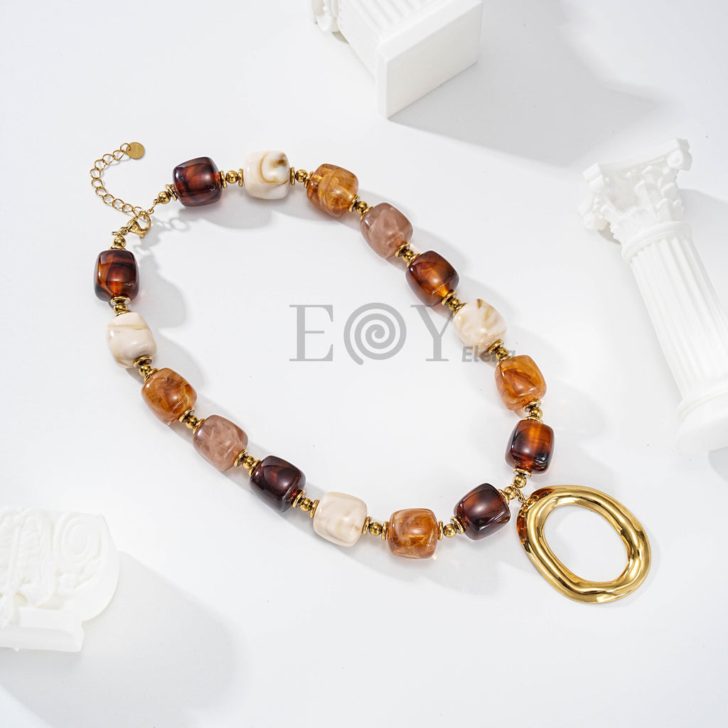 Collar de piedras en tonos tierra con aro central