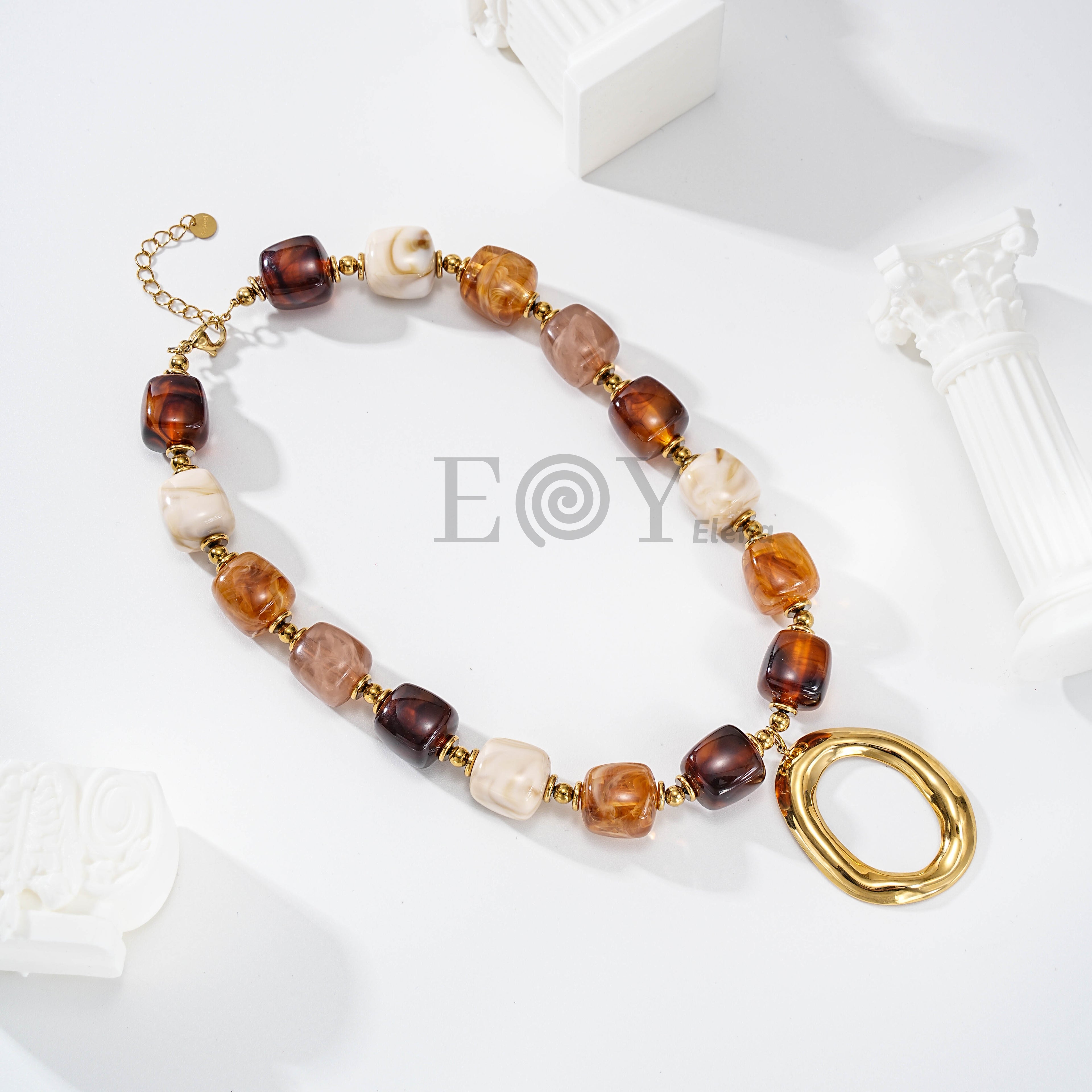 Collar de piedras en tonos tierra con aro central