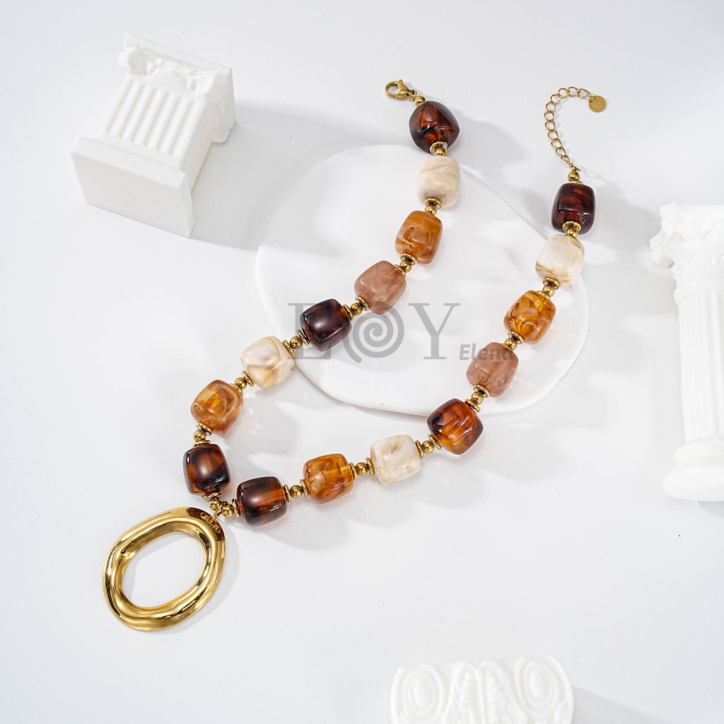 Collar de piedras en tonos tierra con aro central
