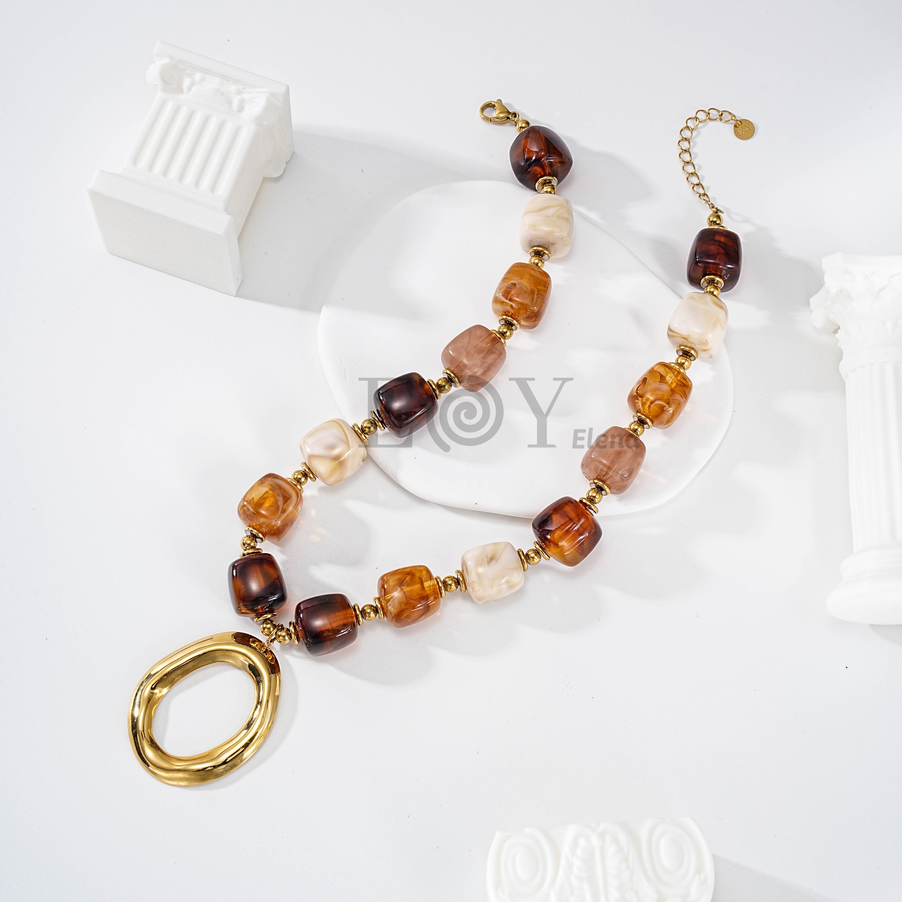 Collar de piedras en tonos tierra con aro central
