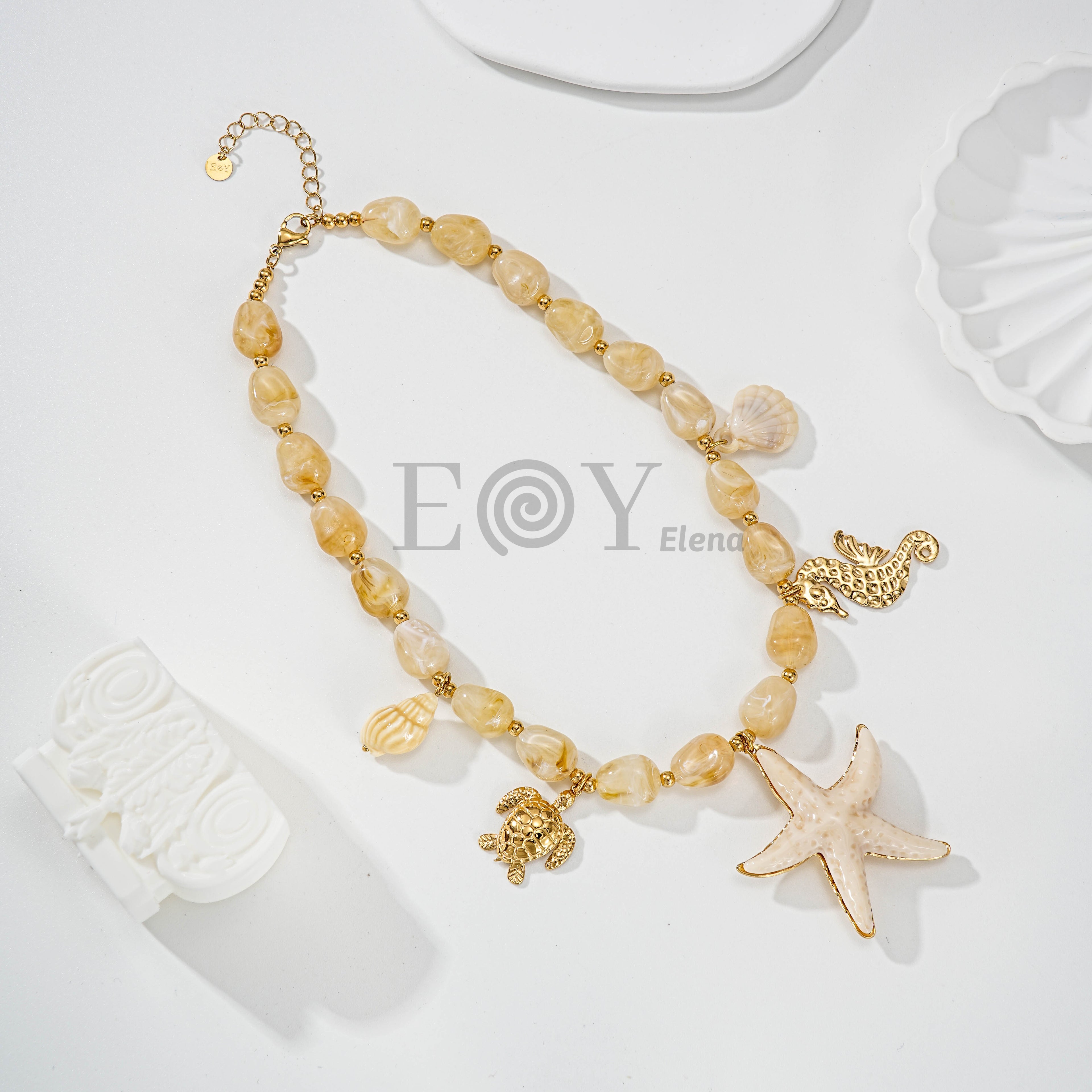 Collar de piedras y detalles de mar